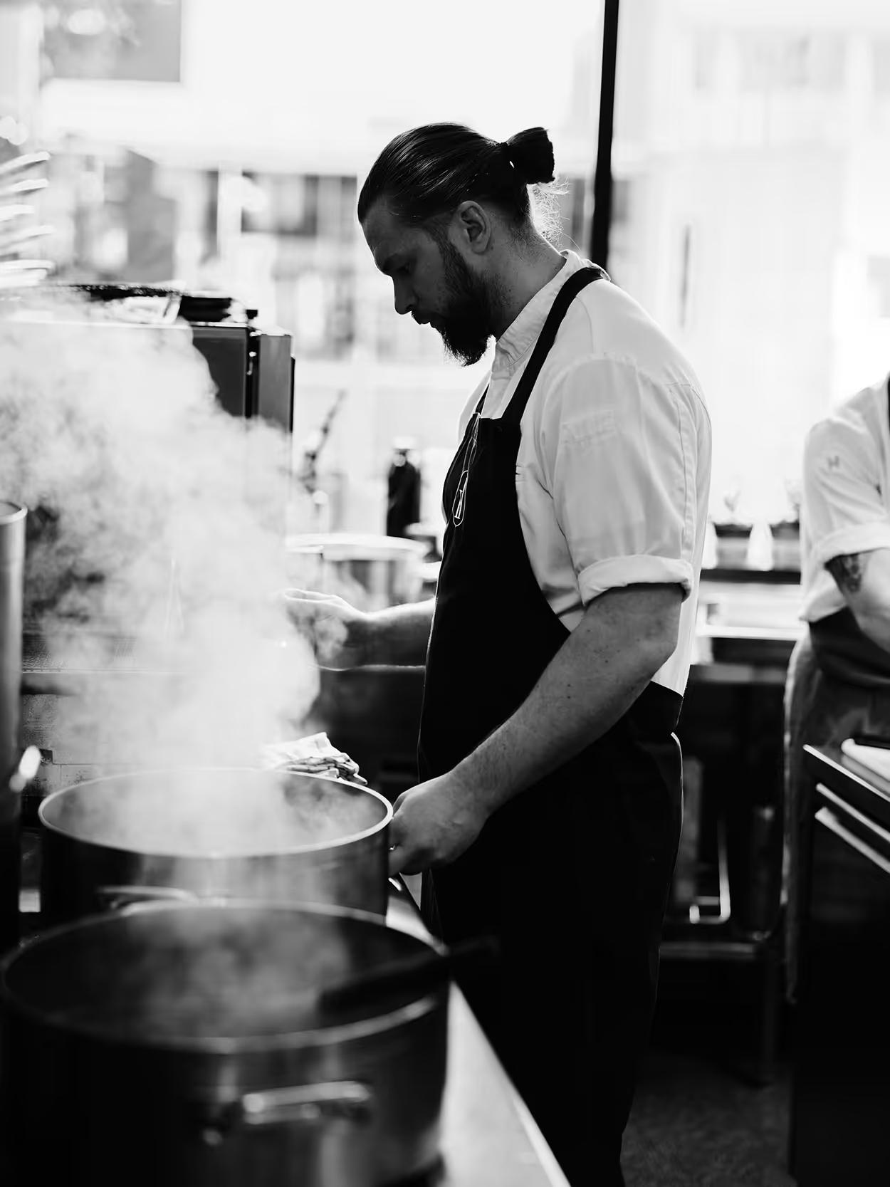 Chef Mikael Svensson en cuisine © Kontrast