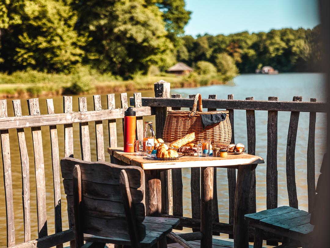 Un petit déjeuner au dessus de l’eau près de Belfort aux Cabanes des Grands Reflets © Elsa Cyril