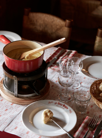 Dîner au Vieux Megève pour déguster une bonne fondue © Maison Sibuet