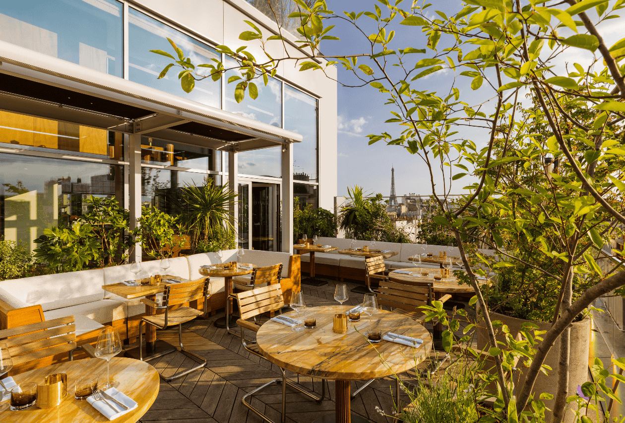 La terrasse avec la Tour Eiffel en arrière-plan © La Fondation