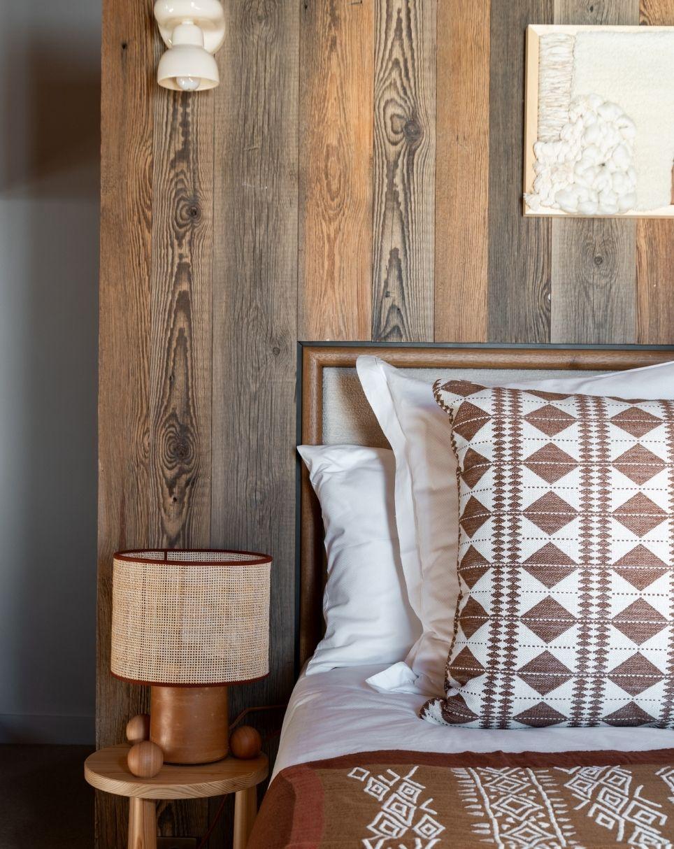 Une chambre aux allures alpines au Refuge Chez la Tante © refugechezlatante