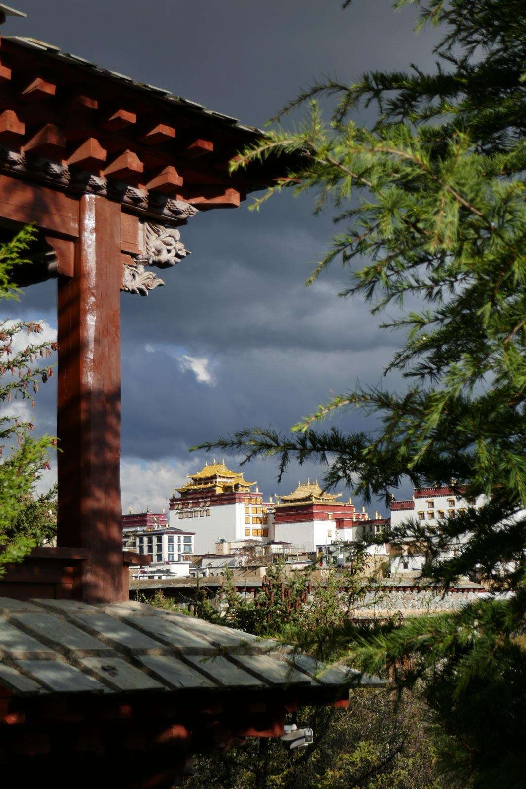 Le monastère de Songzanlin depuis l’hôtel Songtsam Shangri-La © Pierre Gunther