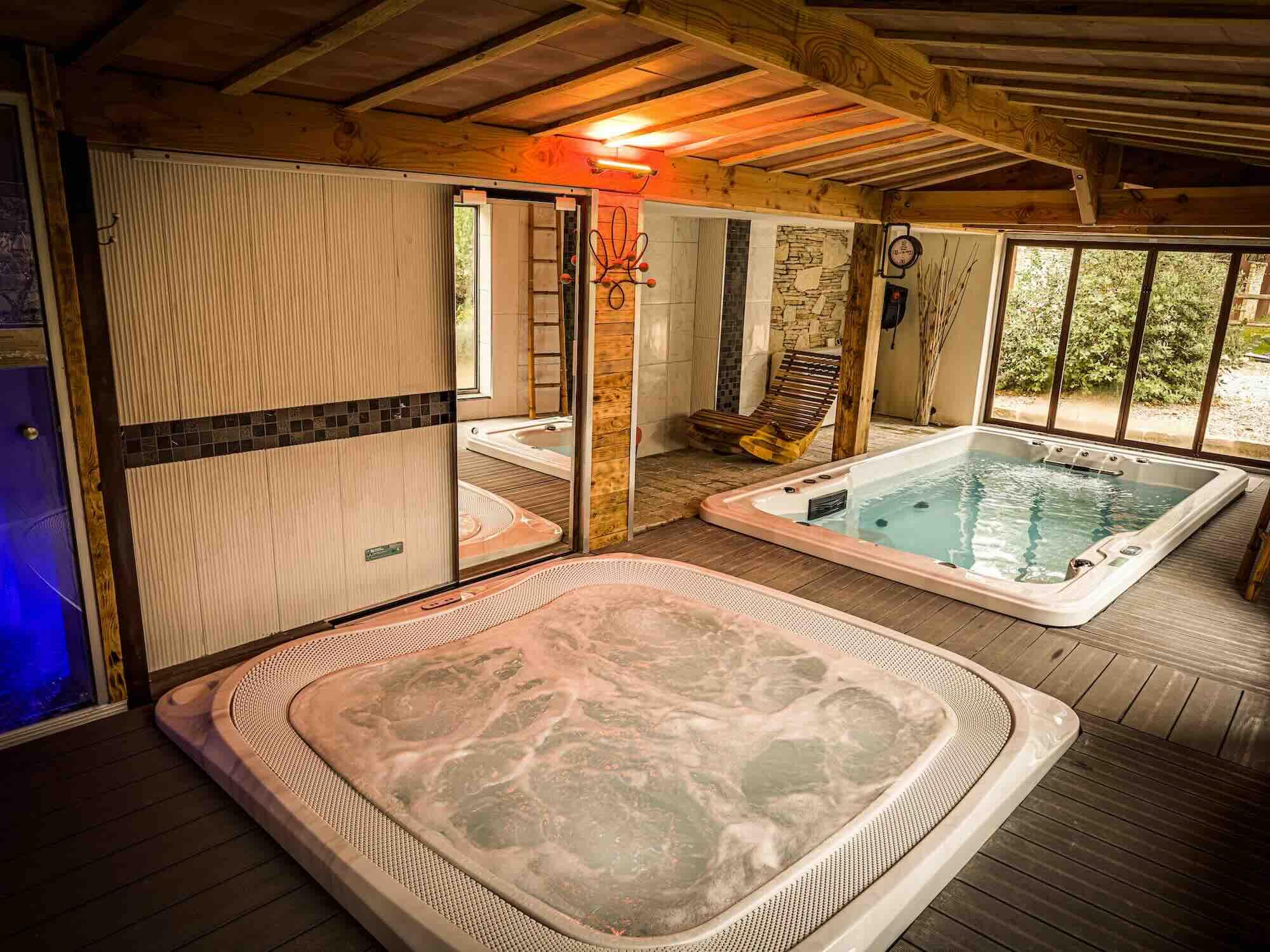 Bain à remous et spa de nage, à quelques minutes du château, dans le jardin du Jardin aux Sources © DR
