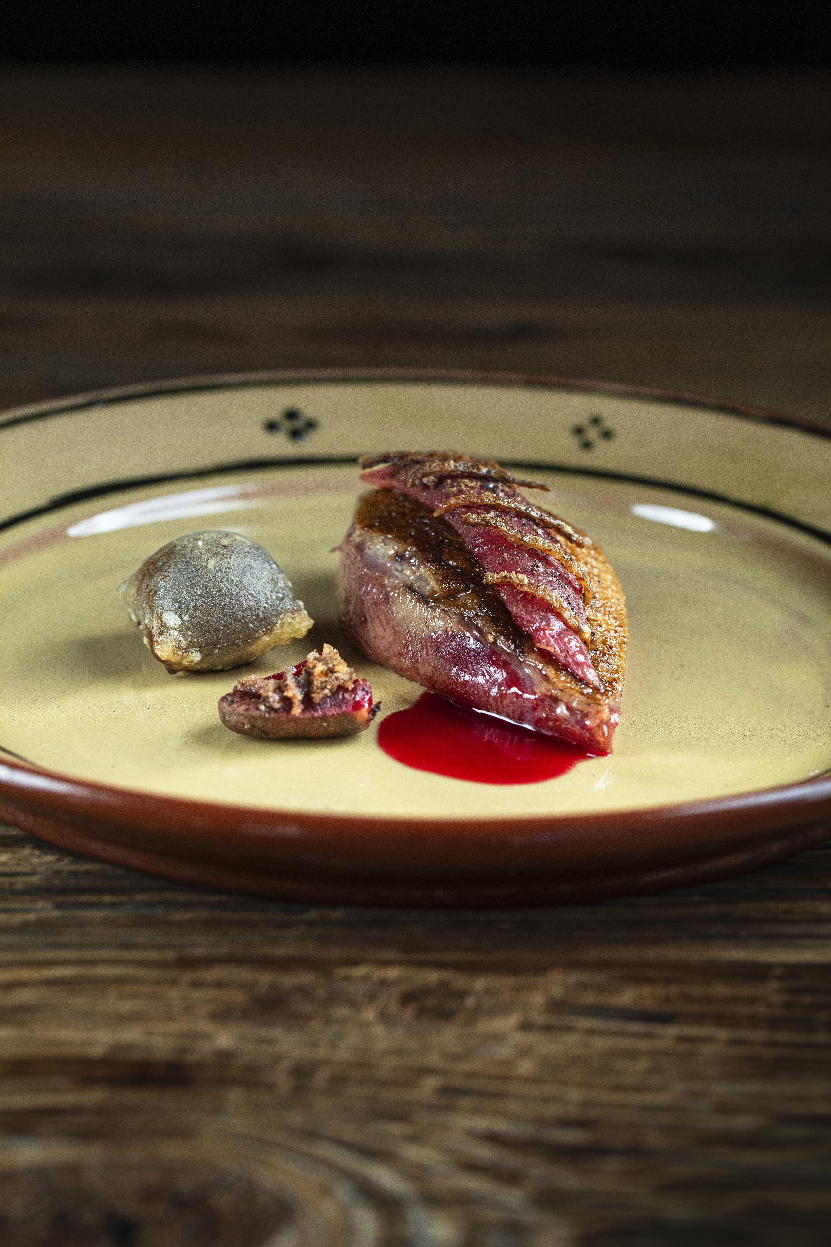 Le pigeonneau maturé au foin, doré sur coffre, pur jus d’airelles © Matthieu Cellard