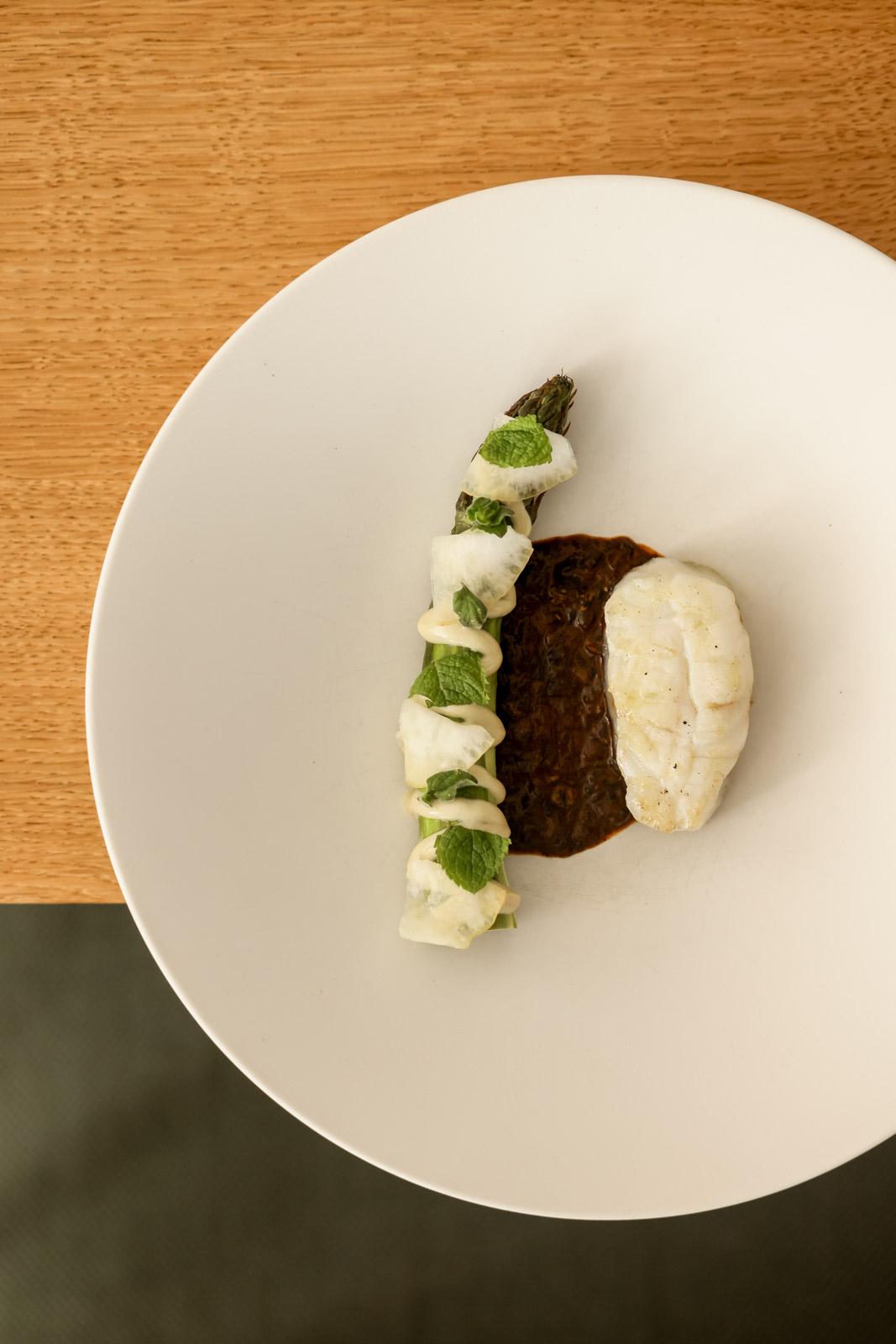« lieu jaune, asperge verte et veau » © Maki Manoukian