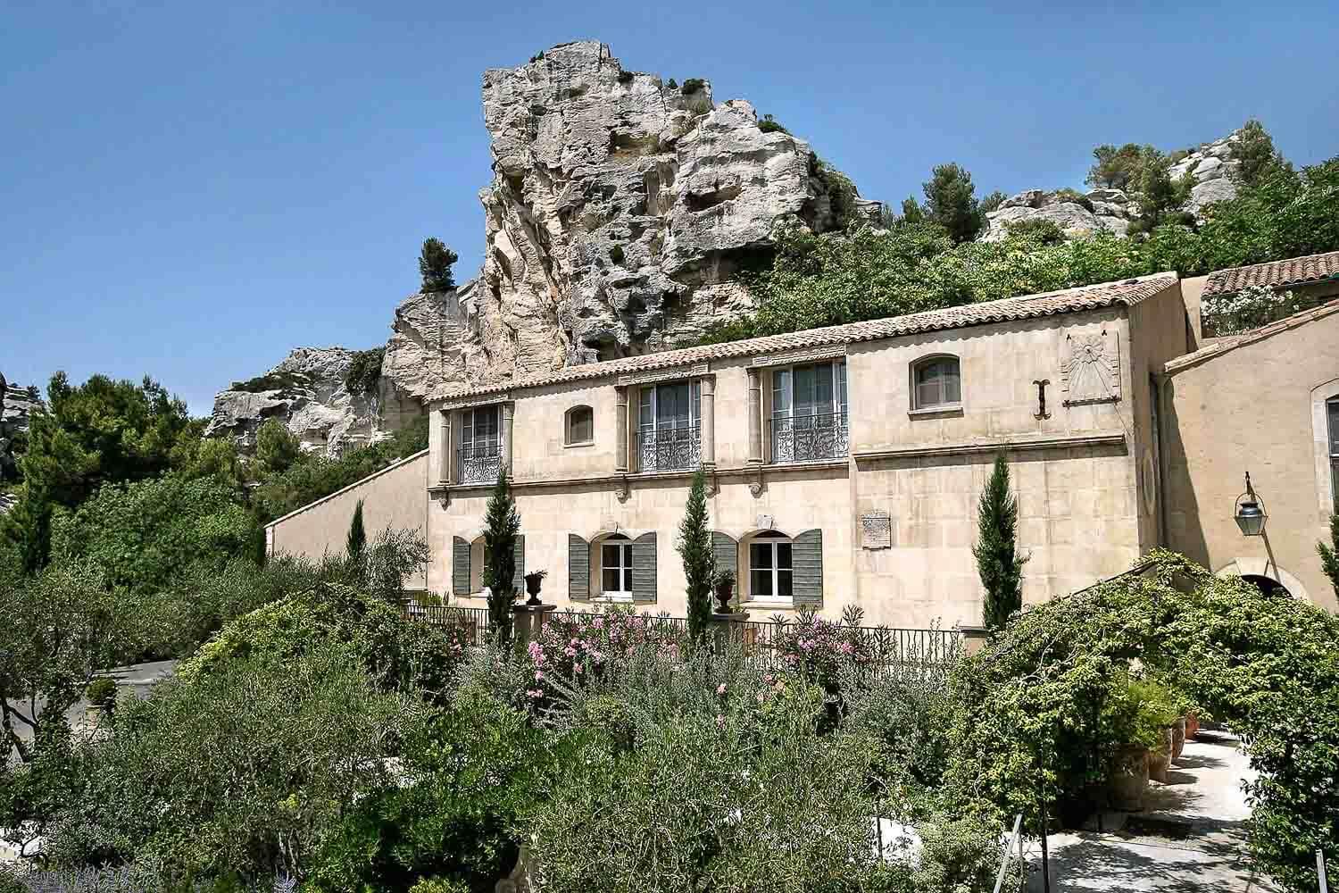 Baumanière, sous les pitons rocheux des Baux de Provence © L. Parrault