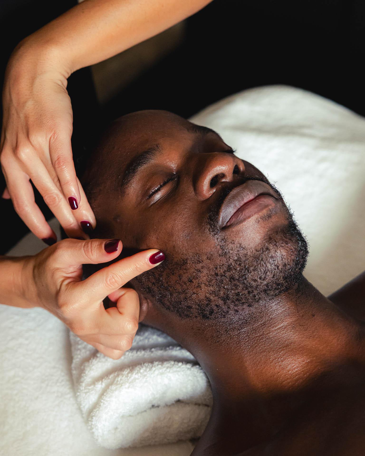 Soin tonic visage et barbe © Leo Kharfan Soin tonic visage et barbe © Leo Kharfan