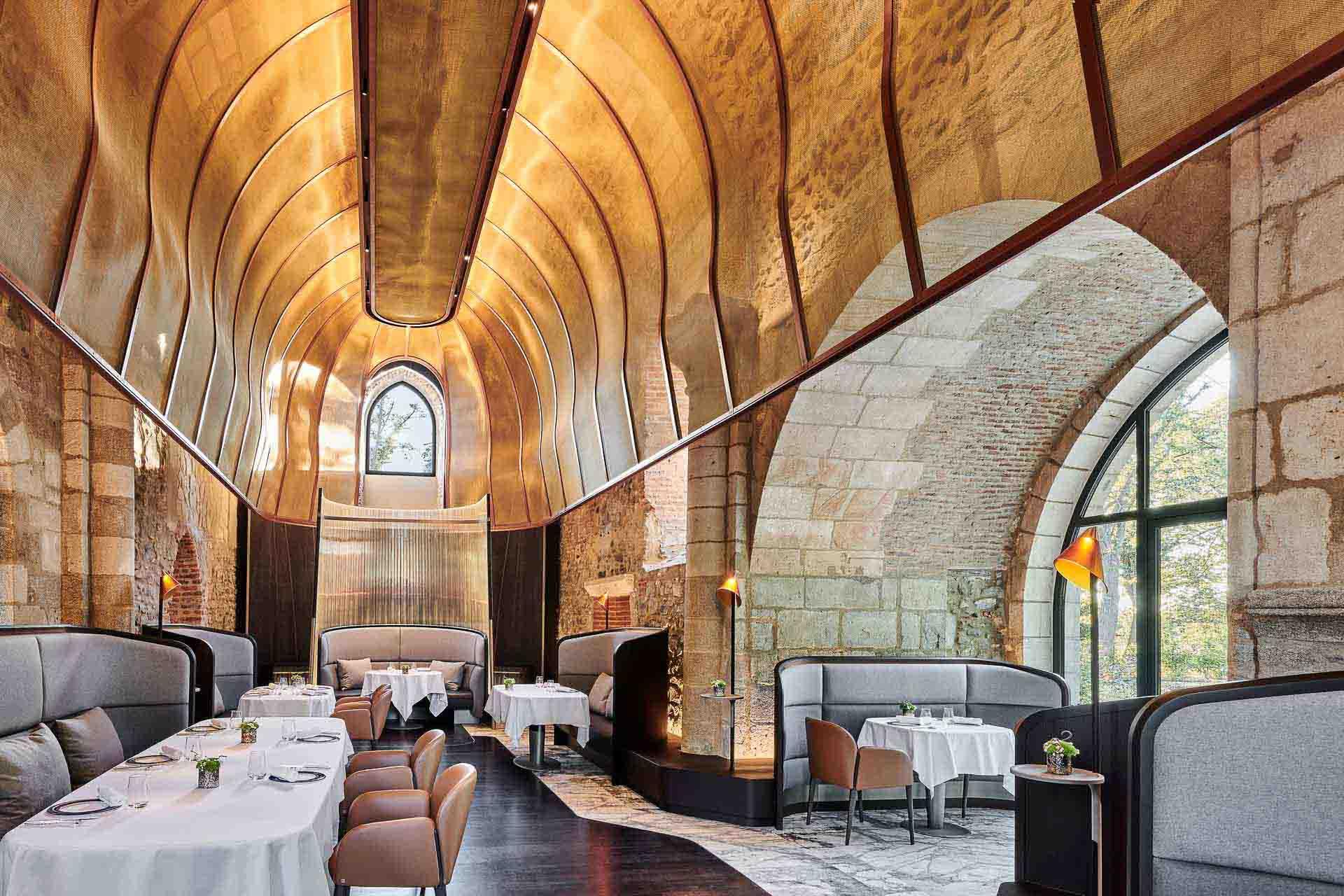 Château Saint-Jean Hôtel & Spa : le décor spectaculaire du restaurant gastronomique La Chapelle © DR