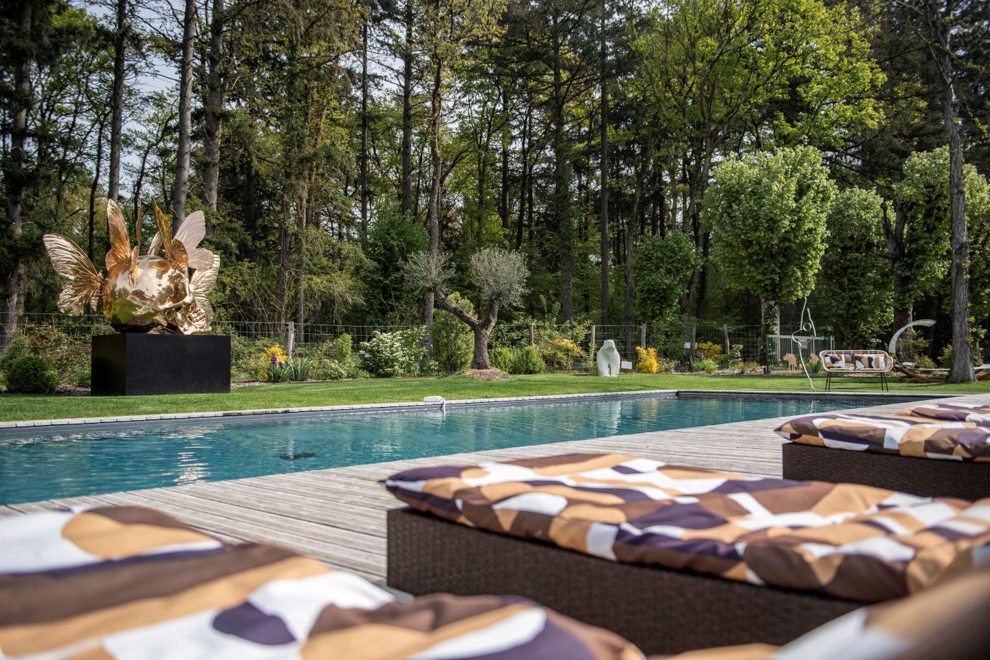 Se détendre au bord de la piscine au © Loire Valley Lodges 