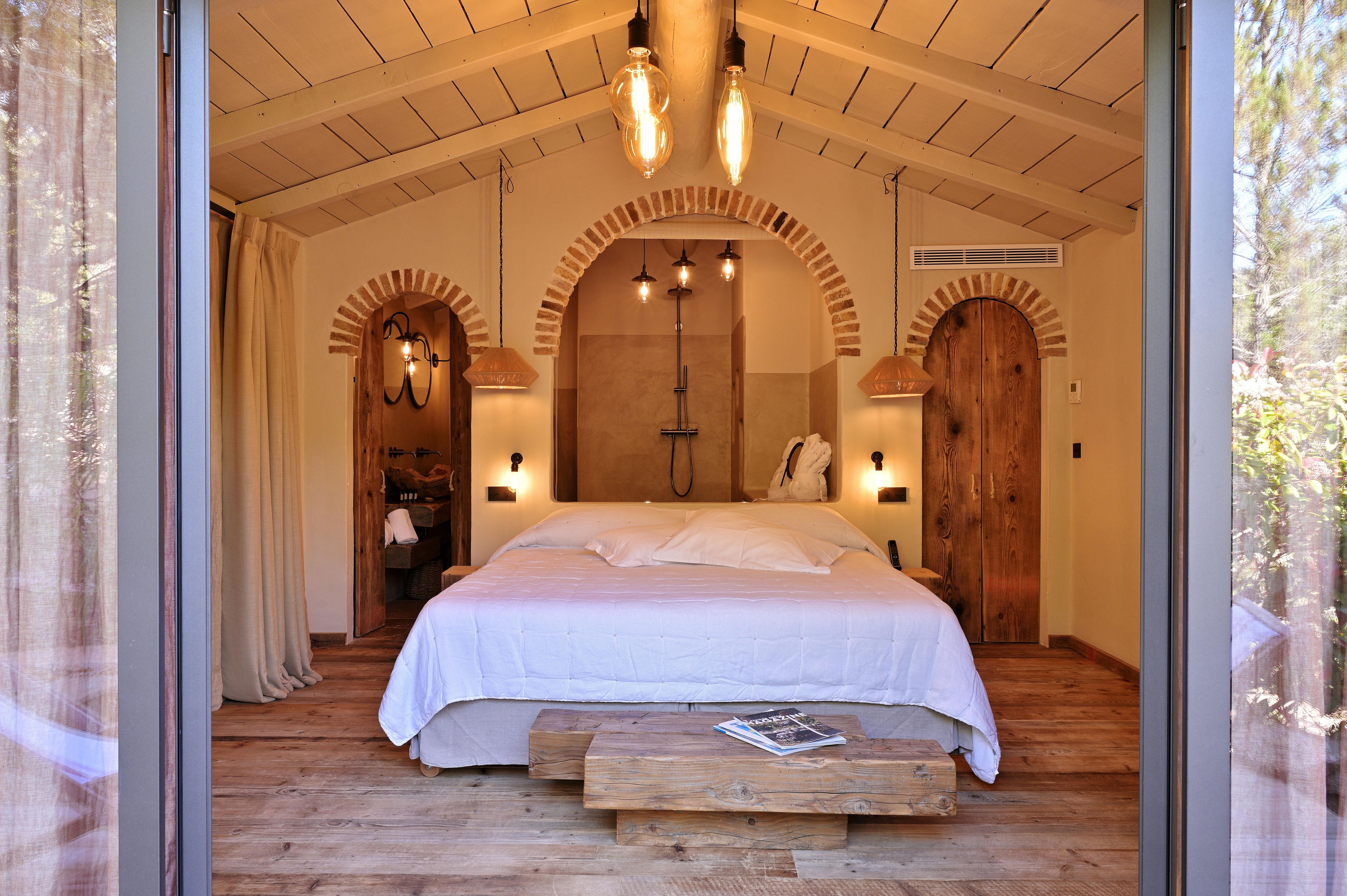 Une chambre du Domaine 5 étoiles en Corse © Stef Bravin 