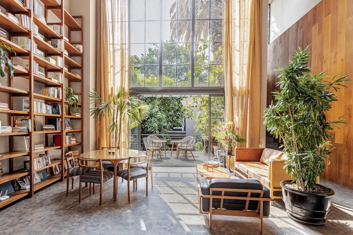 Airbnb de luxe à Mexico avec salon lumineux et jardin intérieur © Airbnb