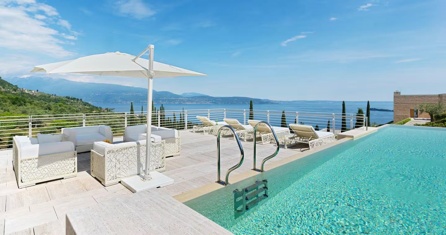 Airbnb de luxe avec piscine et vue sur le lac de Garde en Italie © Airbnb