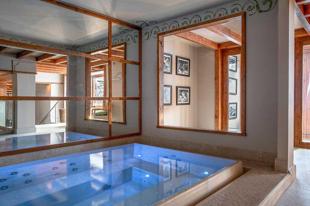 Le jacuzzi intérieur du spa 