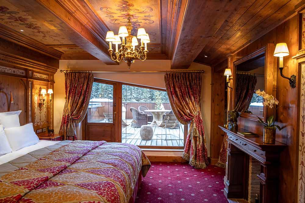 La chambre d’un petit appartement de l’hôtel à Courchevel