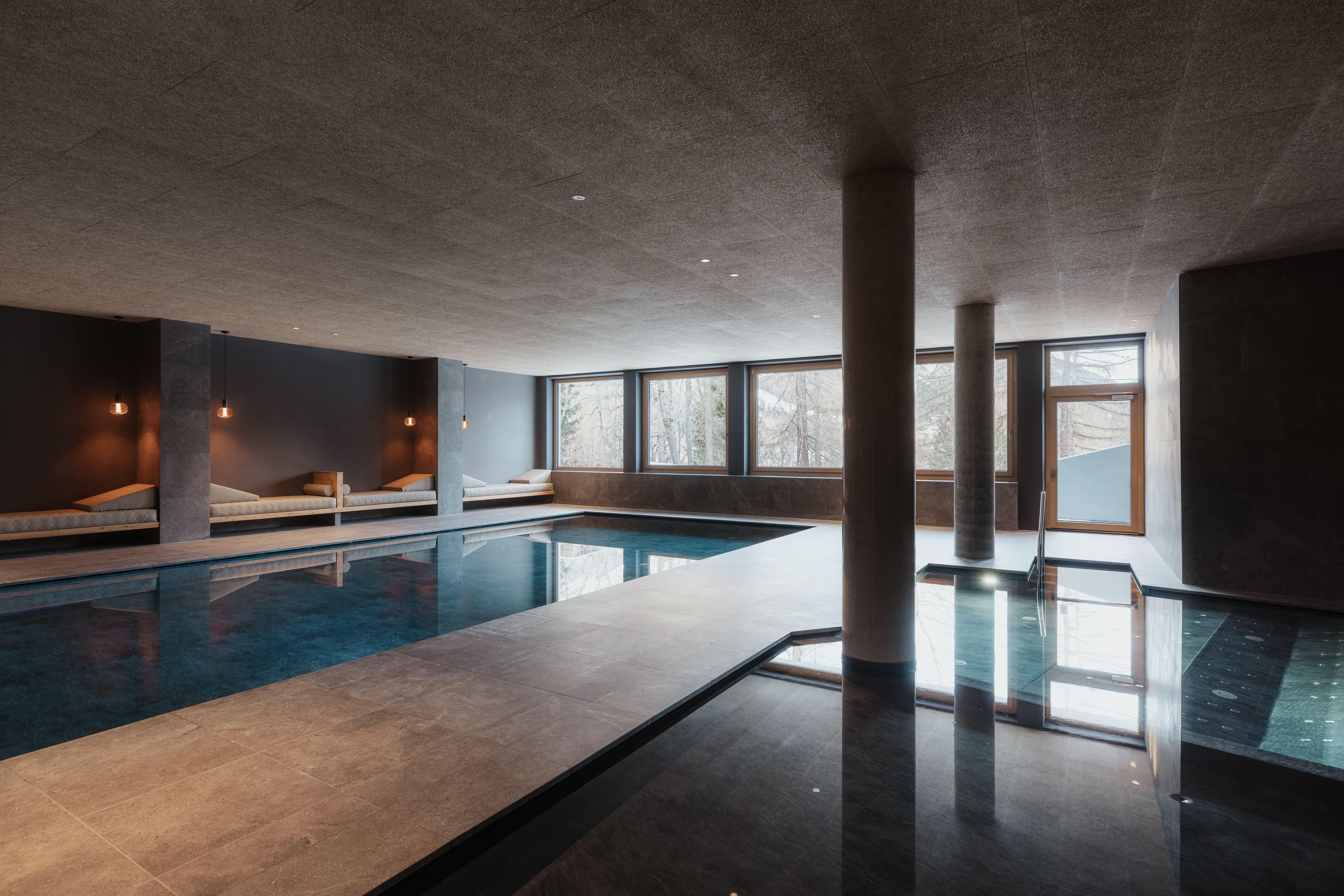 La piscine intérieure de l’hôtel en montagne © Alex Moling 