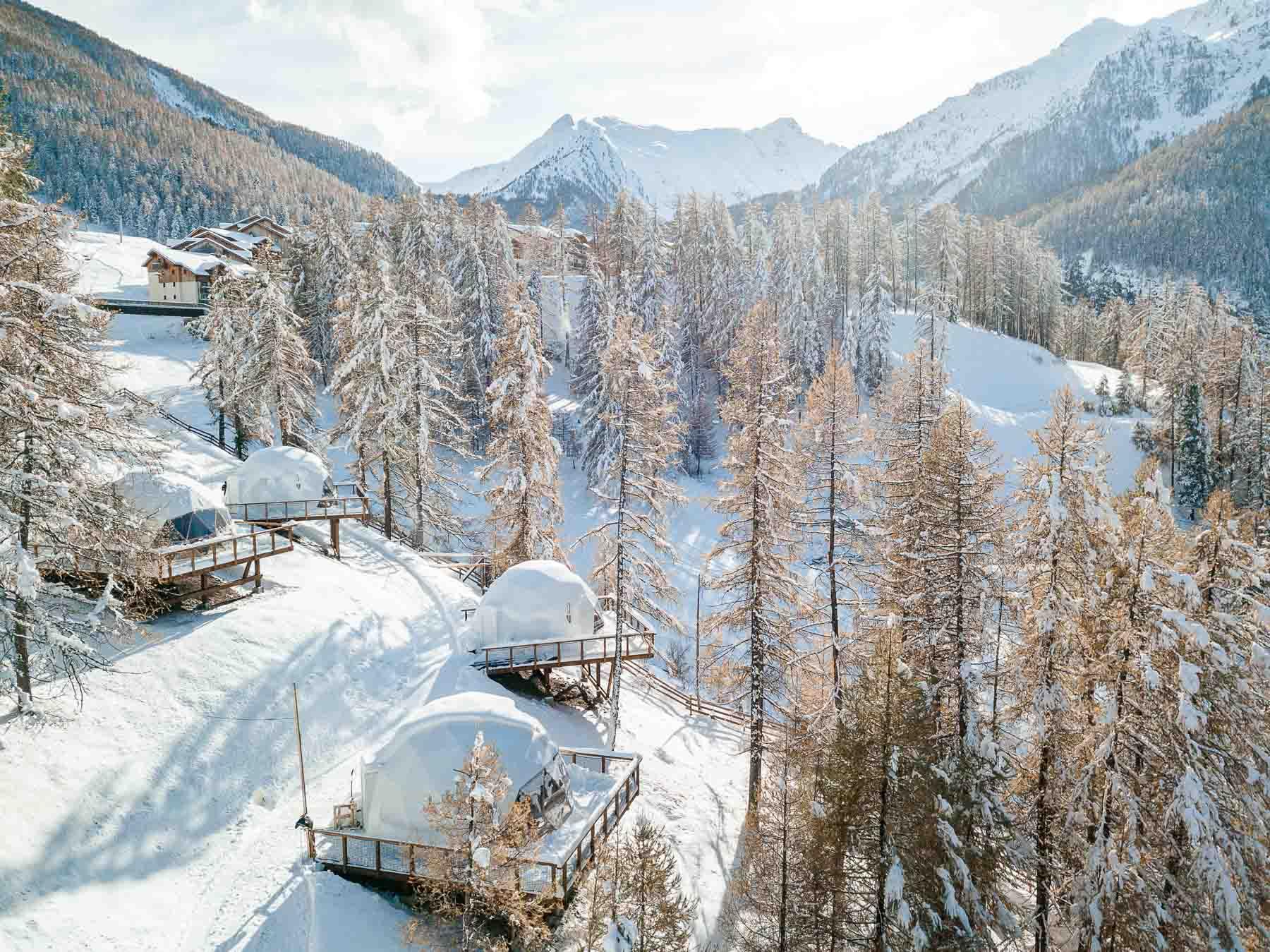 Dans la station de Les Orres, l’hébergement insolite Alpin D’Hôme domine la vallée © Les Orres