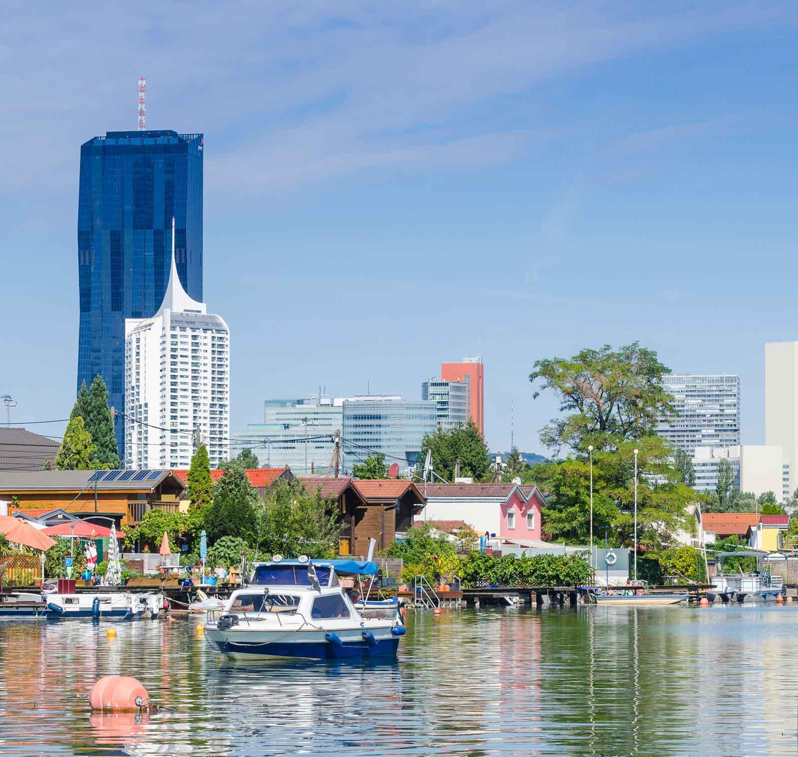 Alte Donau, ses bains et ses bateaux © Dejan Gospodarek AdobeStock