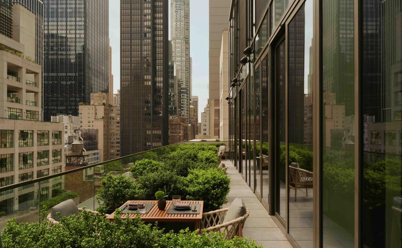 La terrasse de l’hôtel avec vue sur la ville qui ne dort jamais © Aman