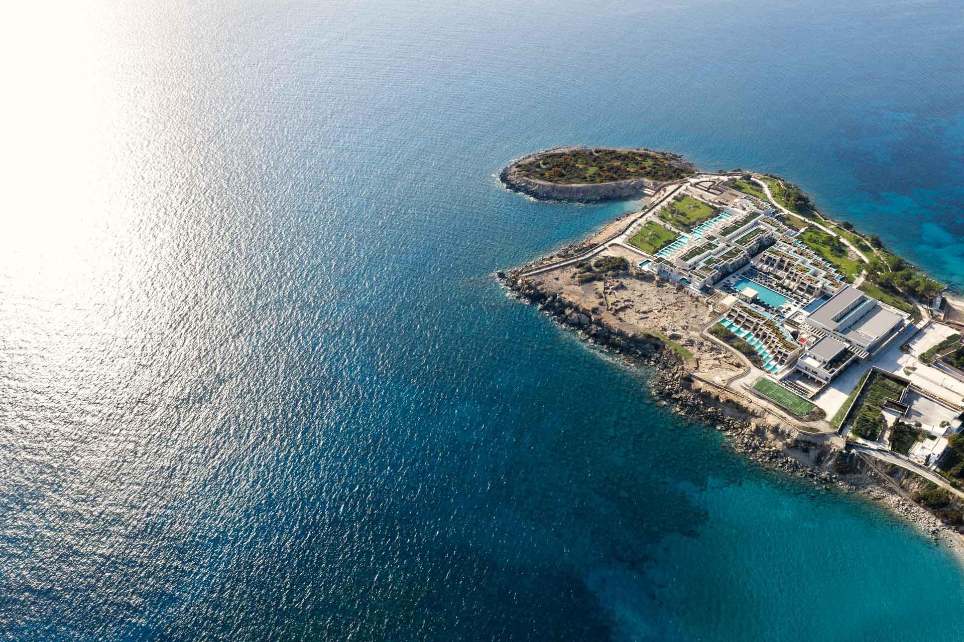 Le resort AMOH intégré à la péninsule rhodiennes dissimule une crique © Amoh, a Luxury Collection Resort, Rhodes