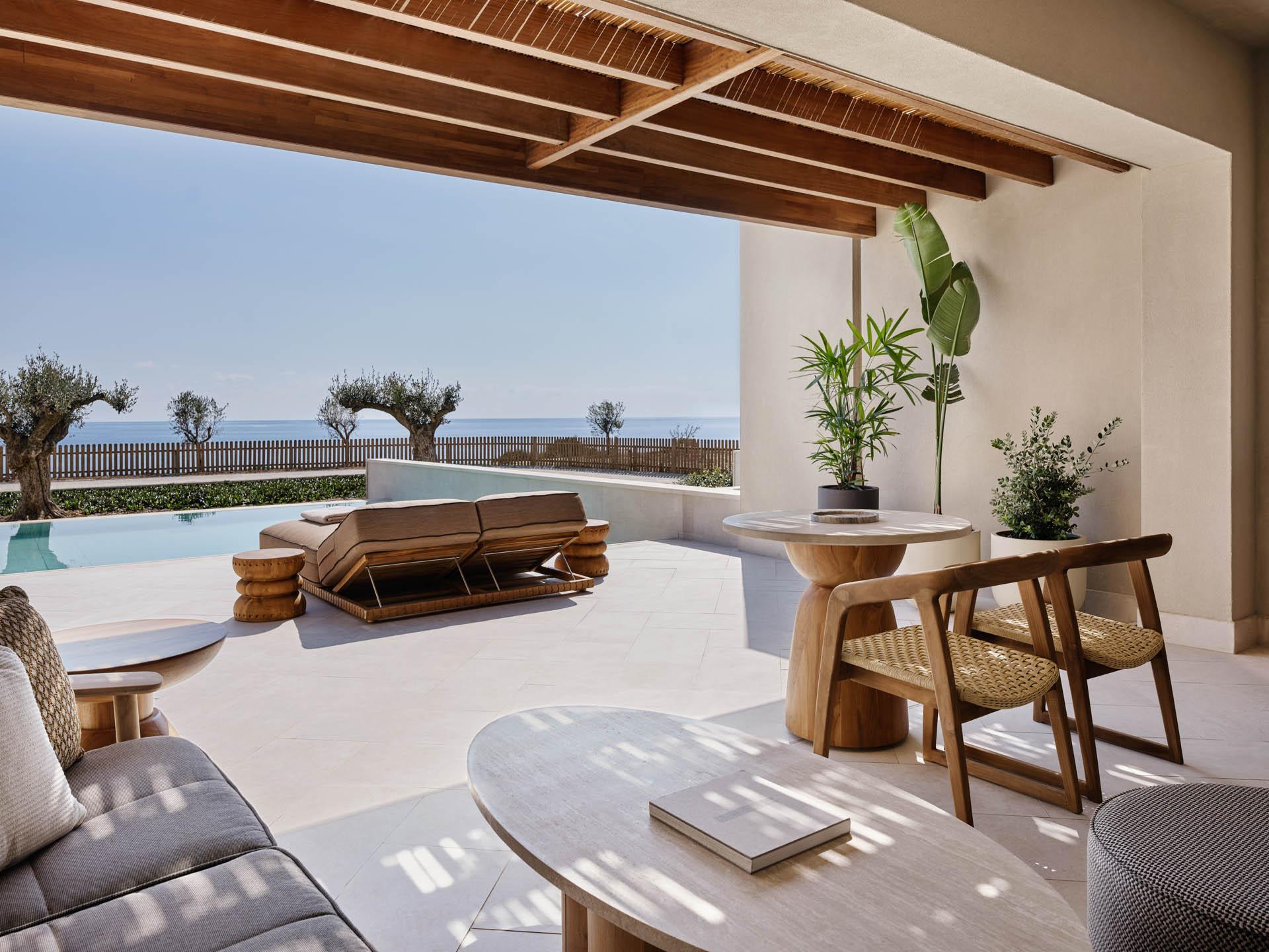 Une suite Selene avec sa piscine privée et sa vue sur mer © Amoh, a Luxury Collection Resort, Rhodes