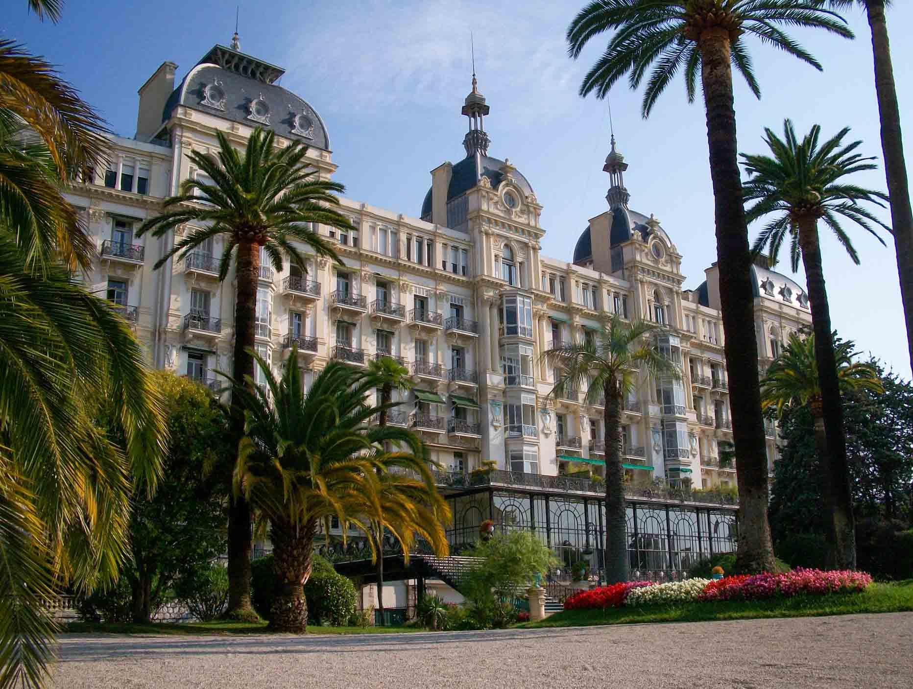 L’ancien Excelsior Hôtel Regina à Nice © Velvetia, CC BY-SA 3.0, via Wikimedia Commons 