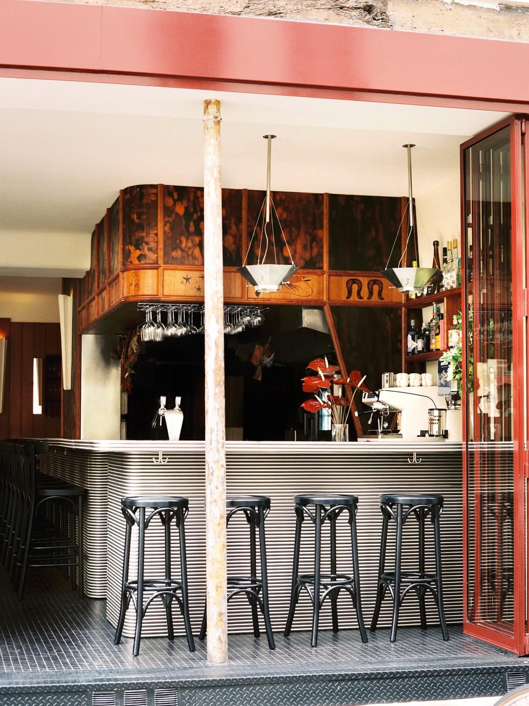 Devant le restaurant © Arcane 17