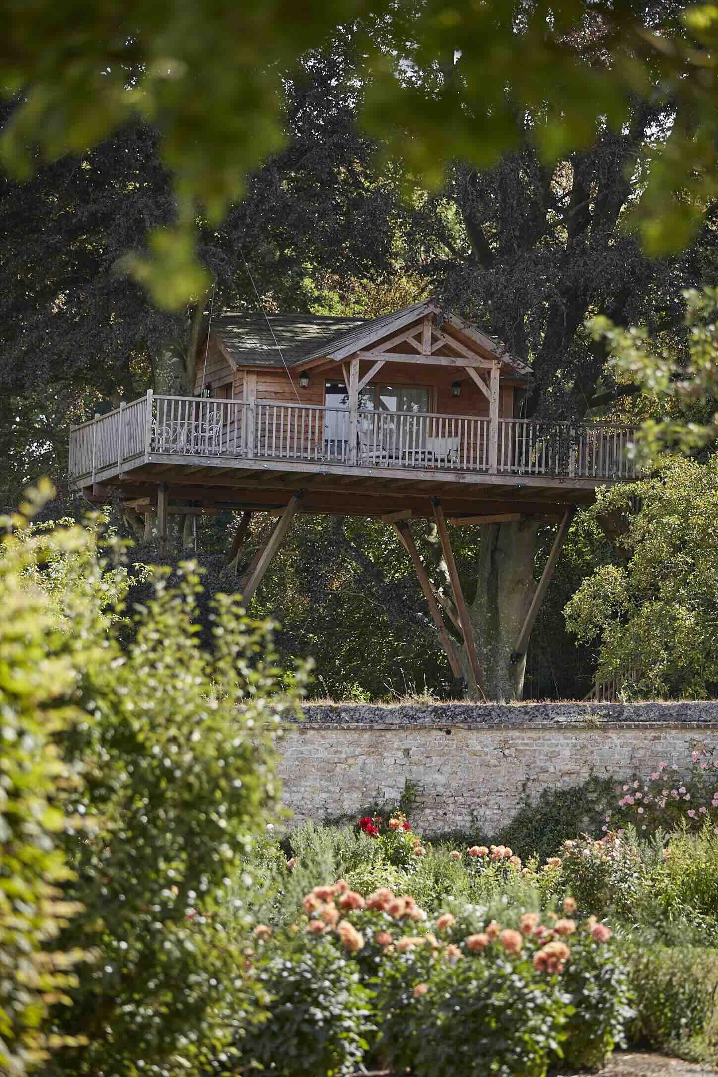 Séjourner dans la cabane du Château d’Audrieu © Harriette Earnshaw Photography