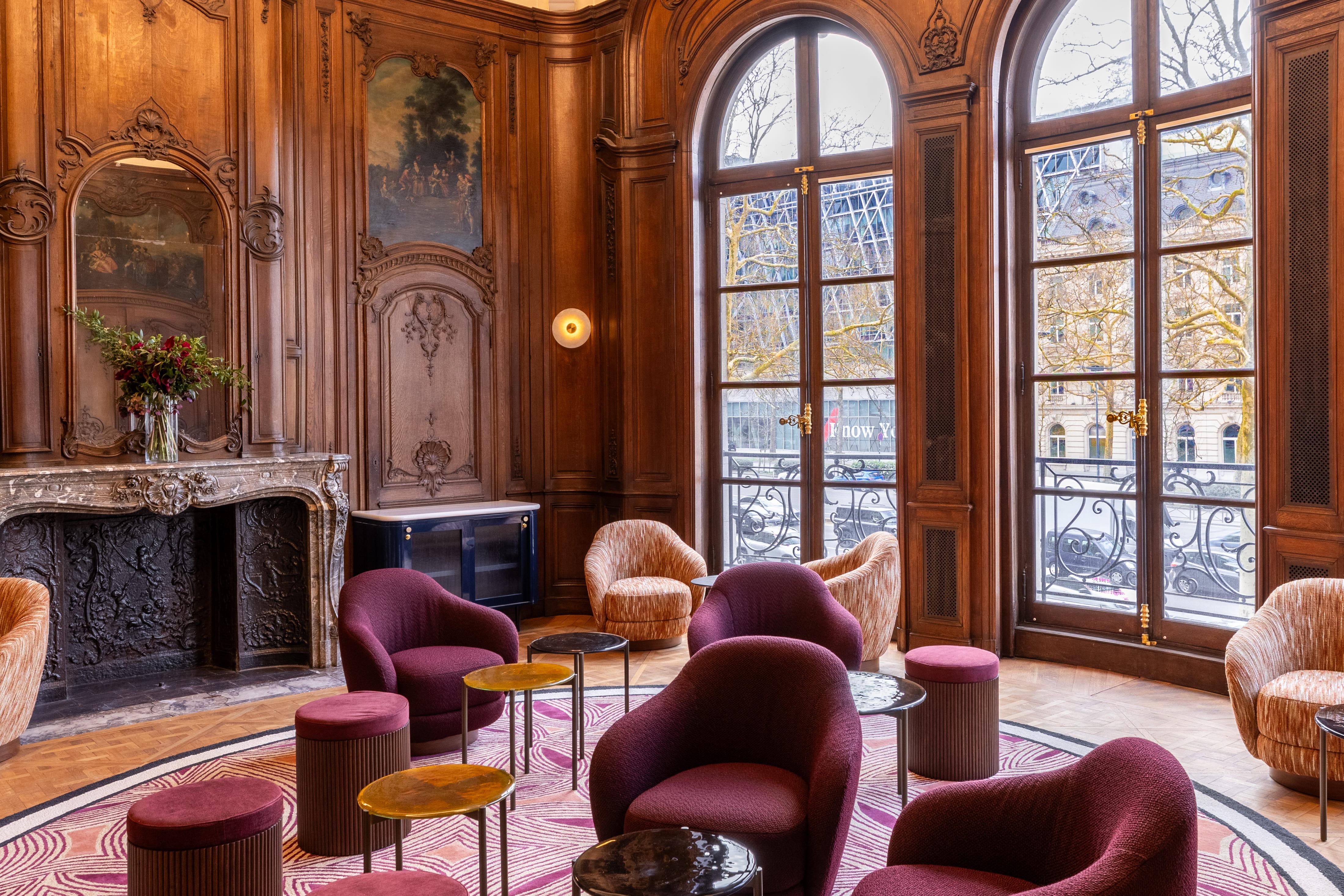 Le salon de l’hôtel  Le salon de l’hôtel