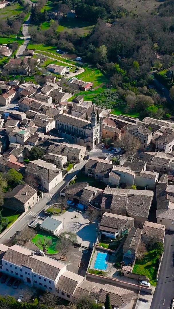 Vue du ciel du village de Lussan © DR