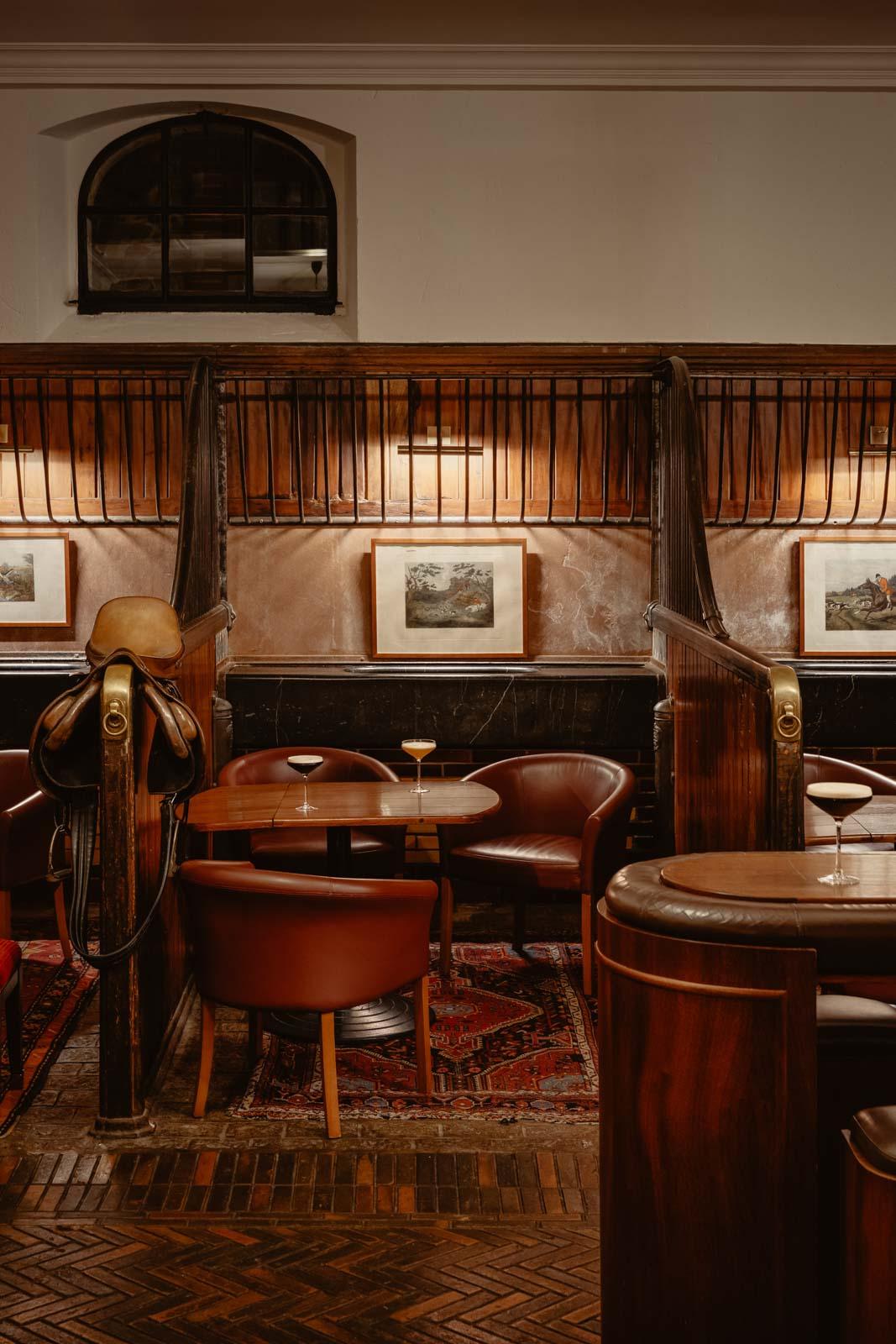 Le Bar des Ecuries s’installe dans les anciens box © Adrien Ozouf