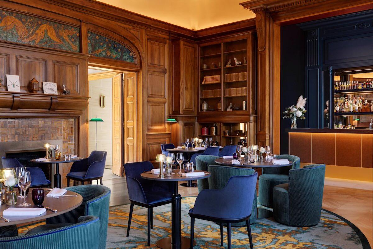 Dans l’ancienne bibliothèque du château, le Stradivarius sert ses cocktails au coin de la cheminée © InterContinental Chantilly Château Mont Royal