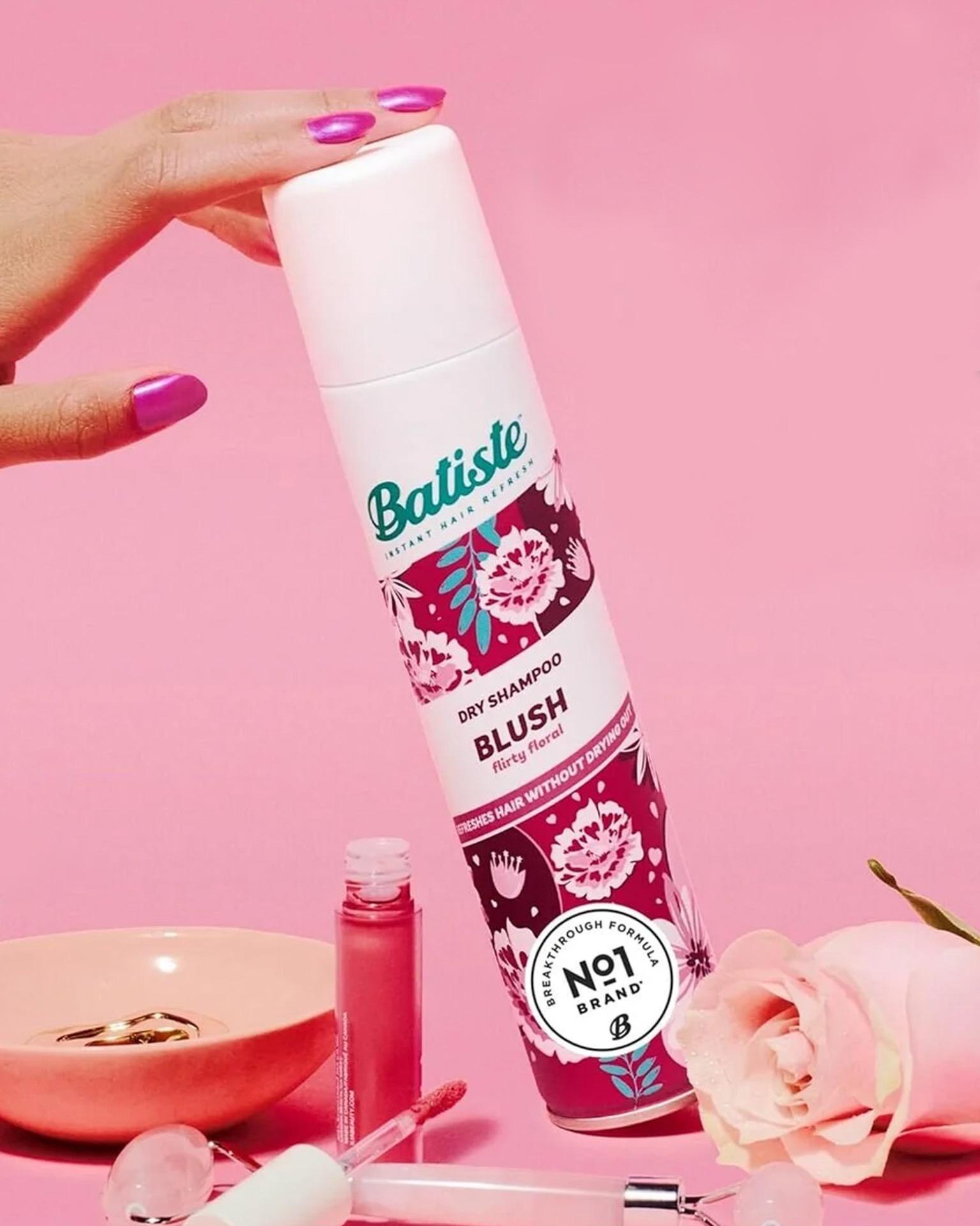 Le shampoing sec Batiste Blush, pratique pour voyager © DR