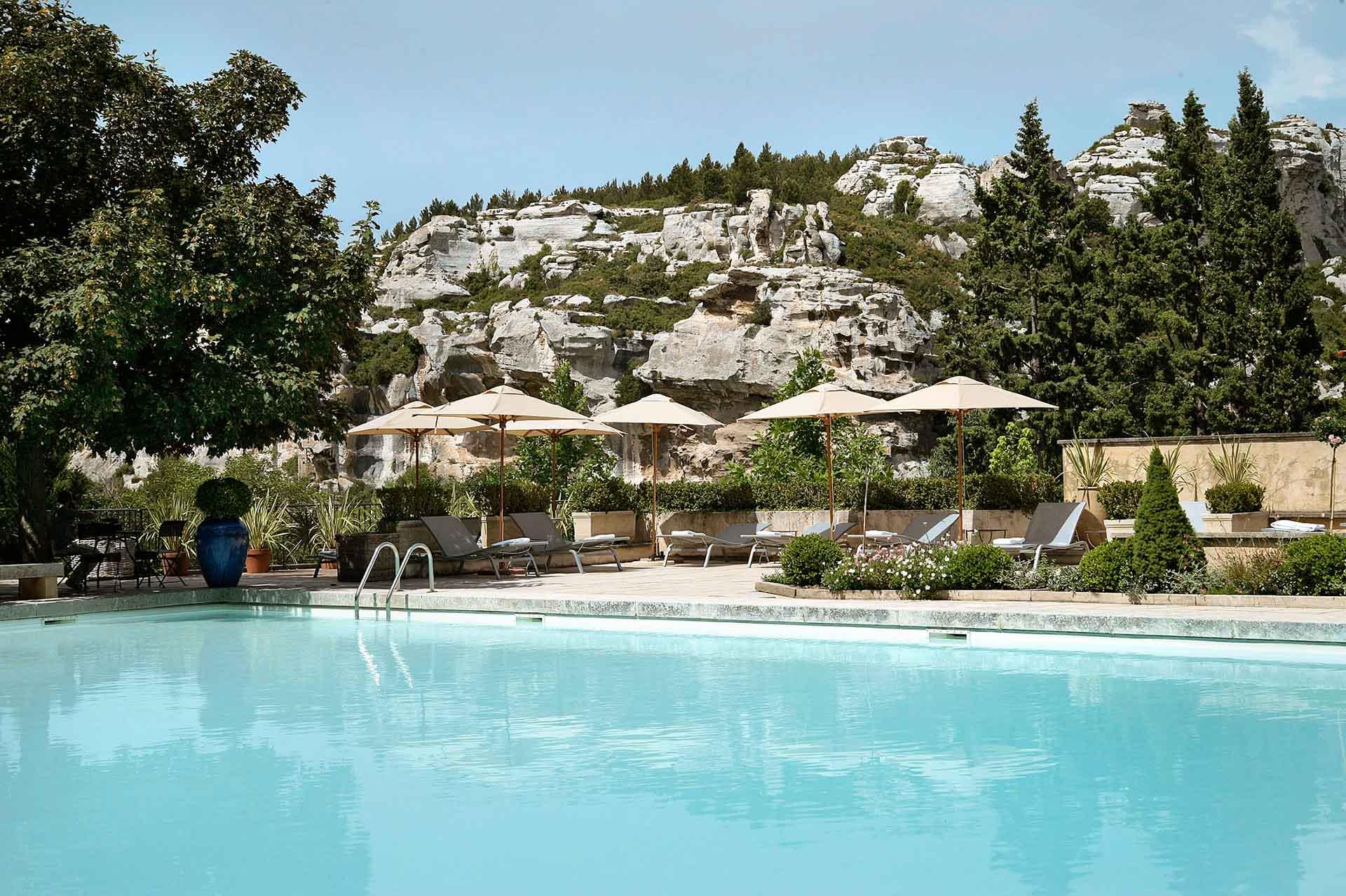 La piscine de Baumanière, entourée des roches suggestives des Alpilles © L. Parrault