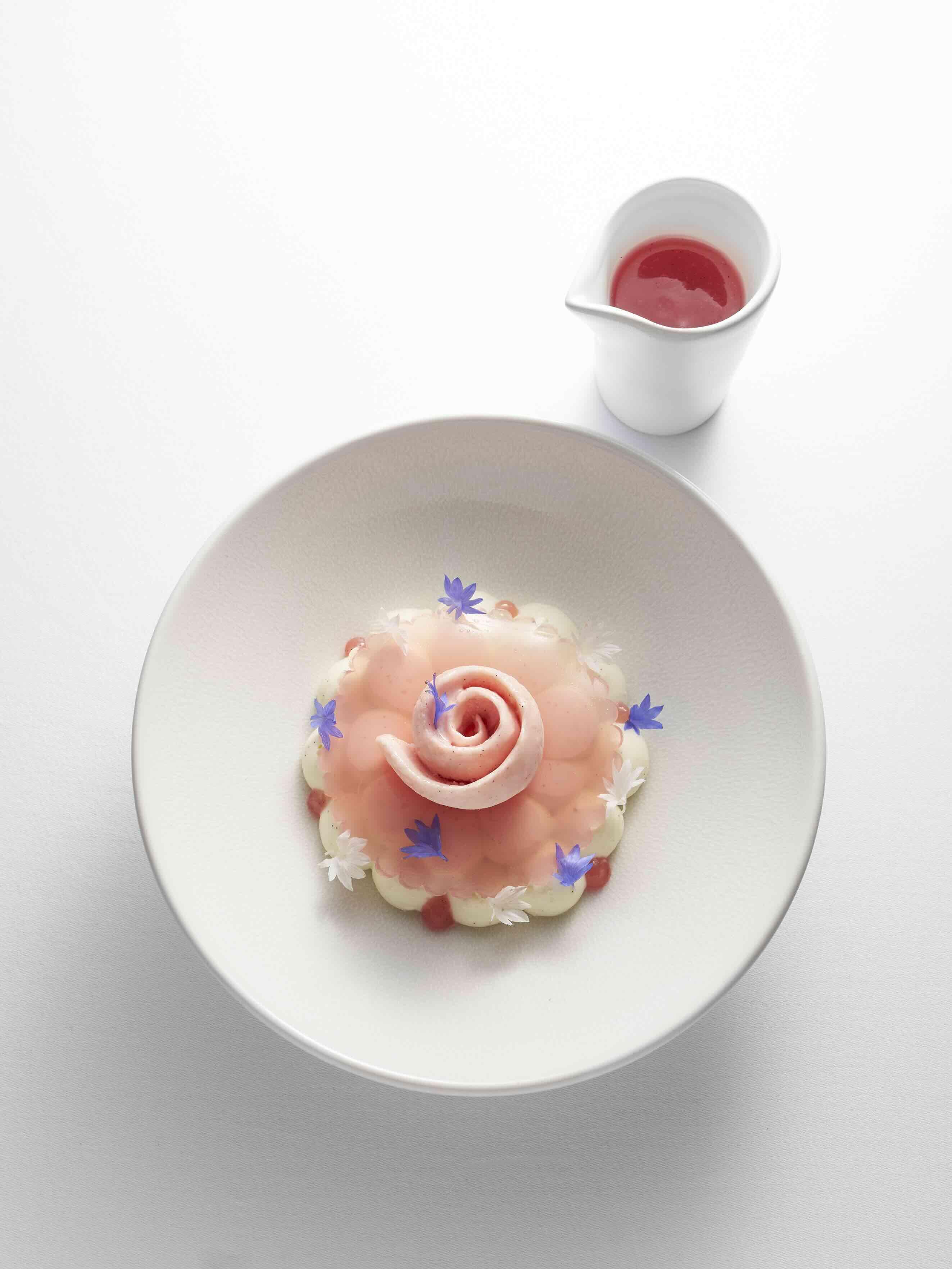 Le Blanc-manger à la vanille de Madagascar, glace rhubarbe © Royal Champagne