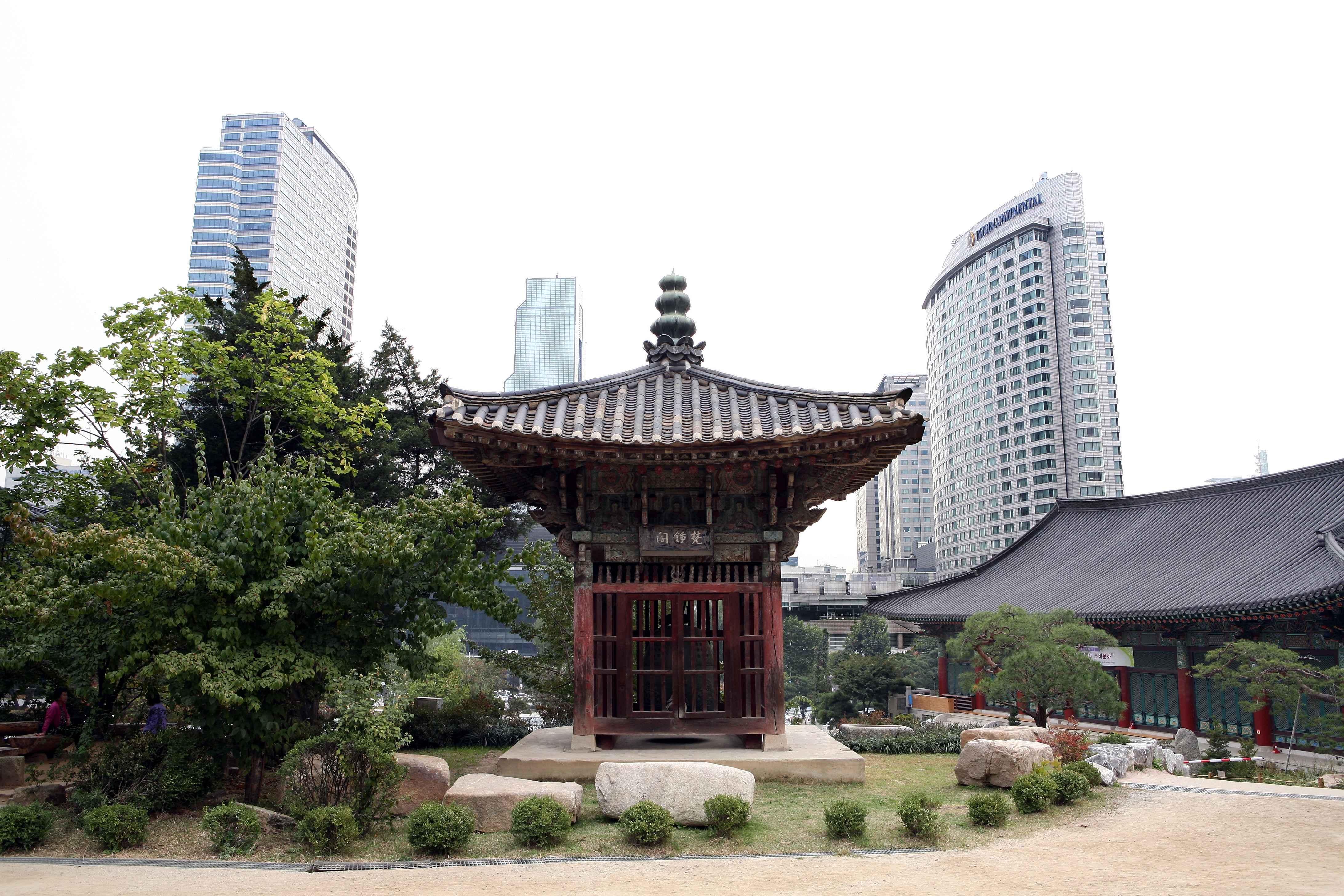 Bongeunsa Temple in Seoul ⓒ Photo Korea