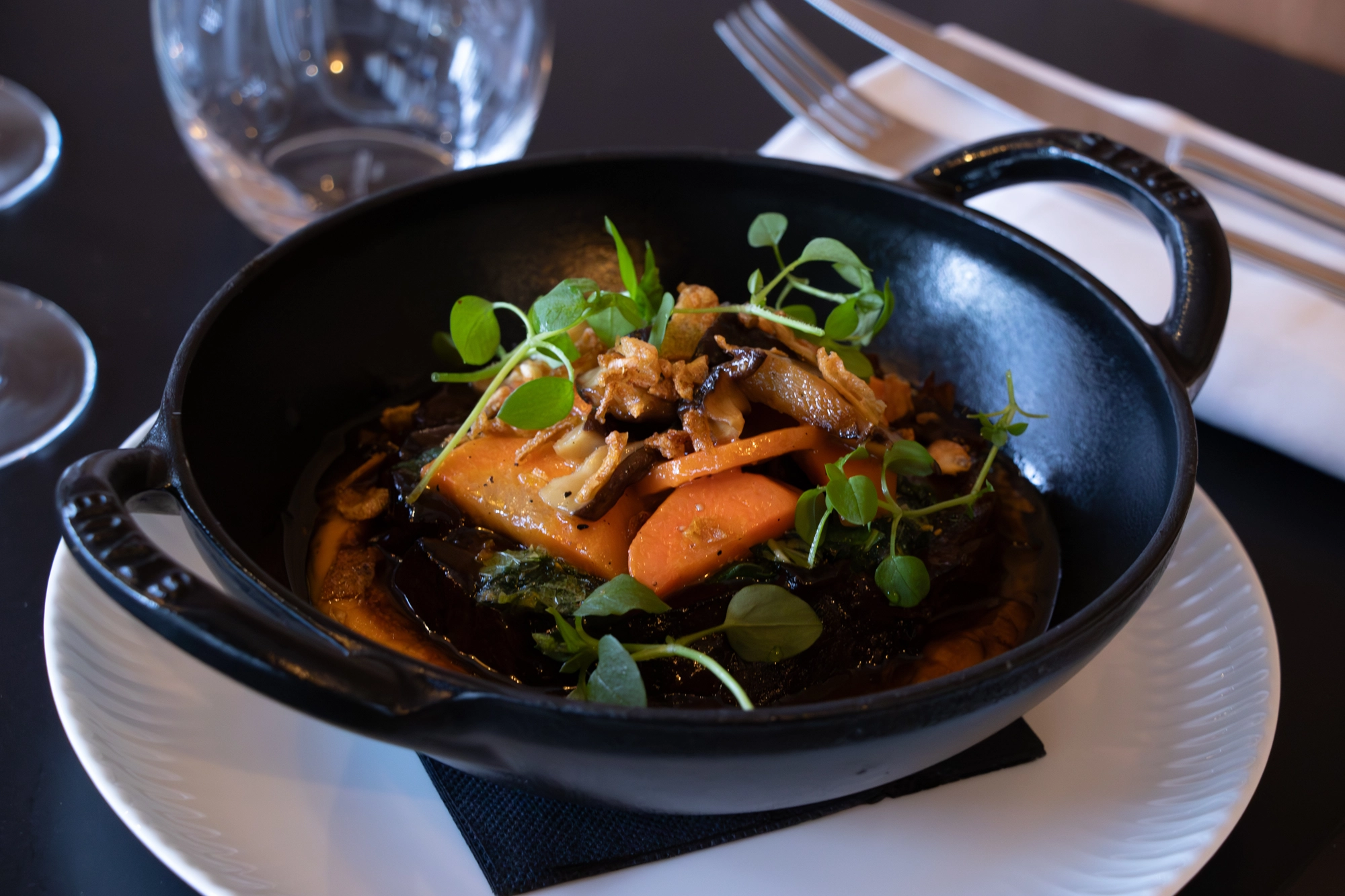 Le paleron de bœuf au miso rouge, carottes fondantes et shiitake © Brasserie Philippe