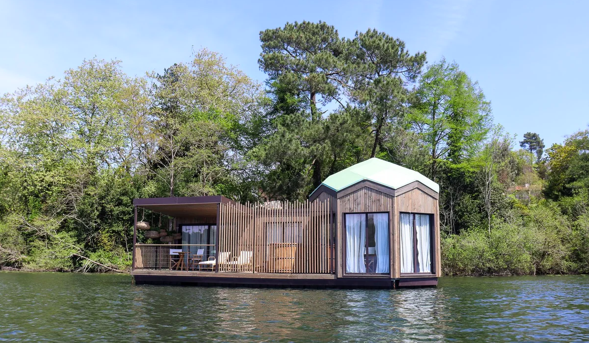 Un lodge flottant avec spa 