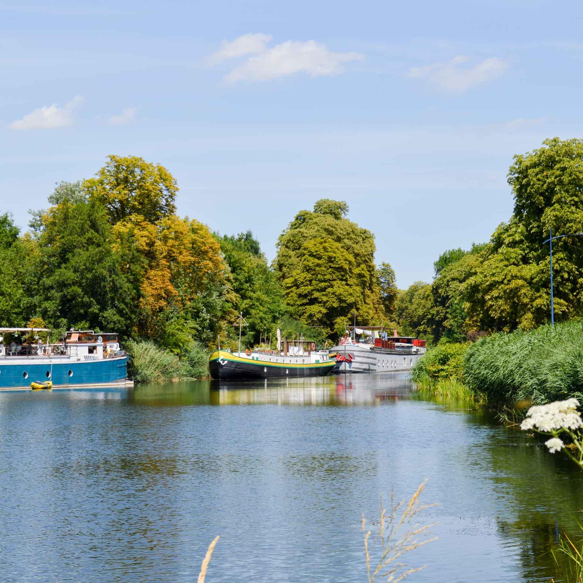 Les péniches jettent leurs amarres le long du Canal © Pierre Gunther