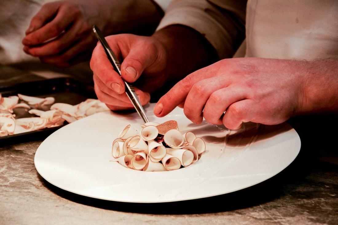 Laurent Petit prépare "L’envolée de champignons de Savoie" au Clos des Sens © Emmanuel Laveran