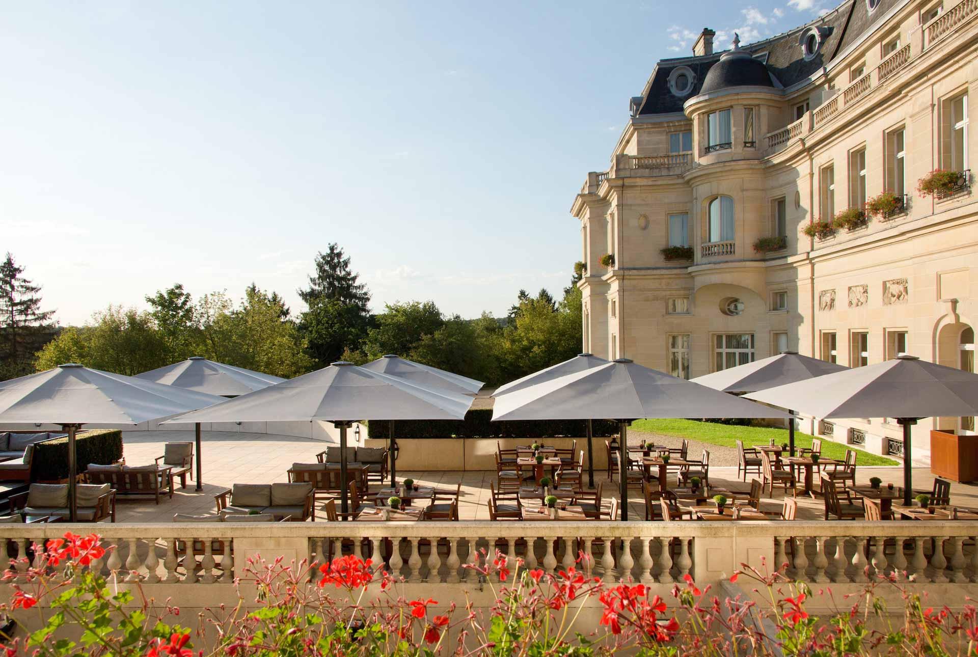 La terrasse fleurie du Château Hôtel Mont Royal Chantilly © Château Hôtel Mont Royal Chantilly