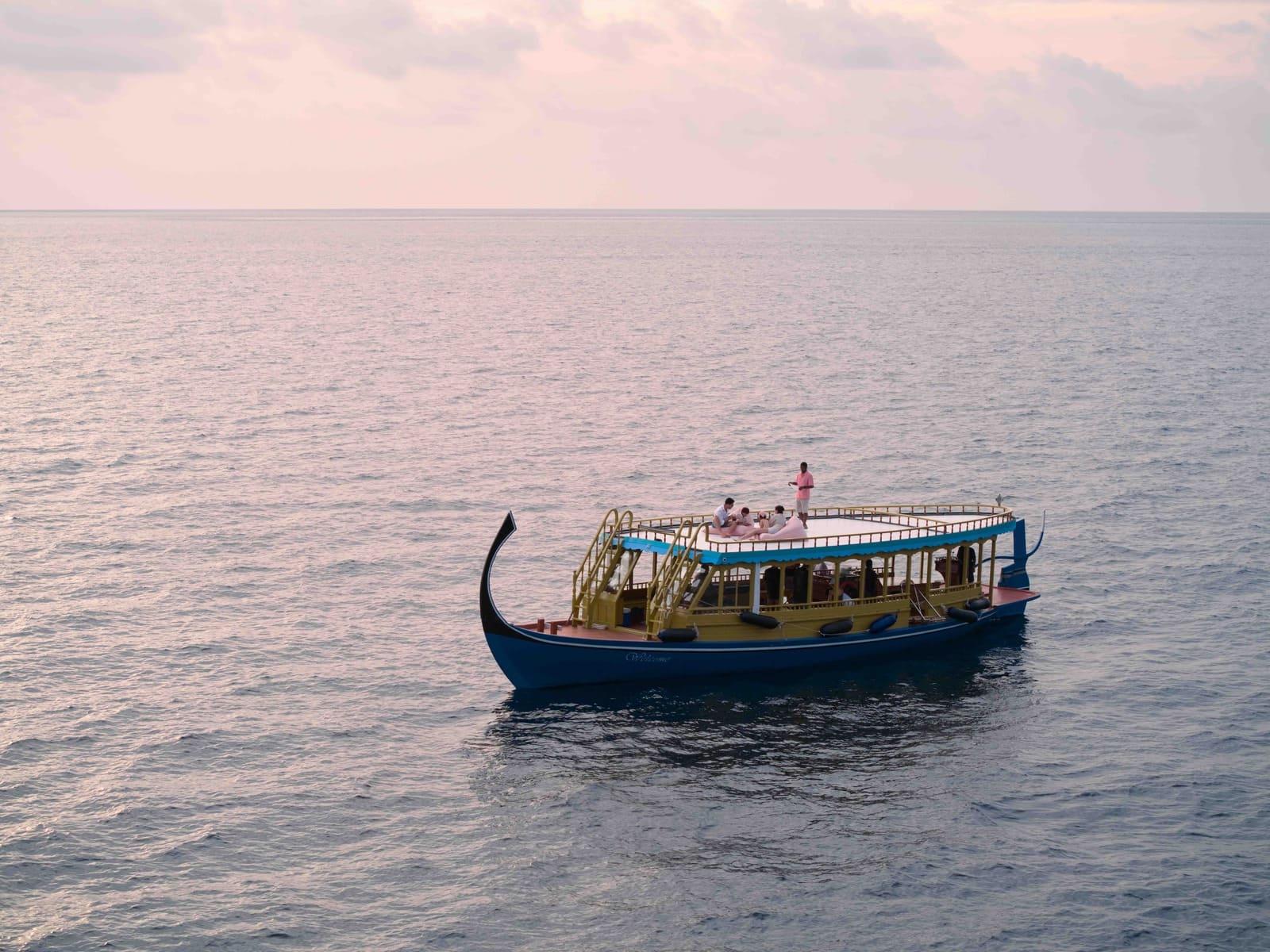 La navette qui nous emmène à l’hôtel 5 étoiles aux Maldives © Centara Mirage Lagoon