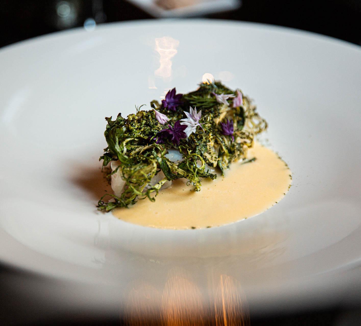 Lieu jaune cuit à la nacre, beurre de koji d’orge et frisée © Florian Domergue