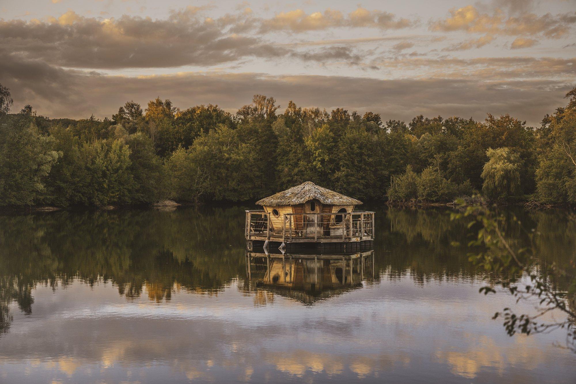 Cabane Corail sur lac dans le glamping de Coucoo © Pierre Baëlen