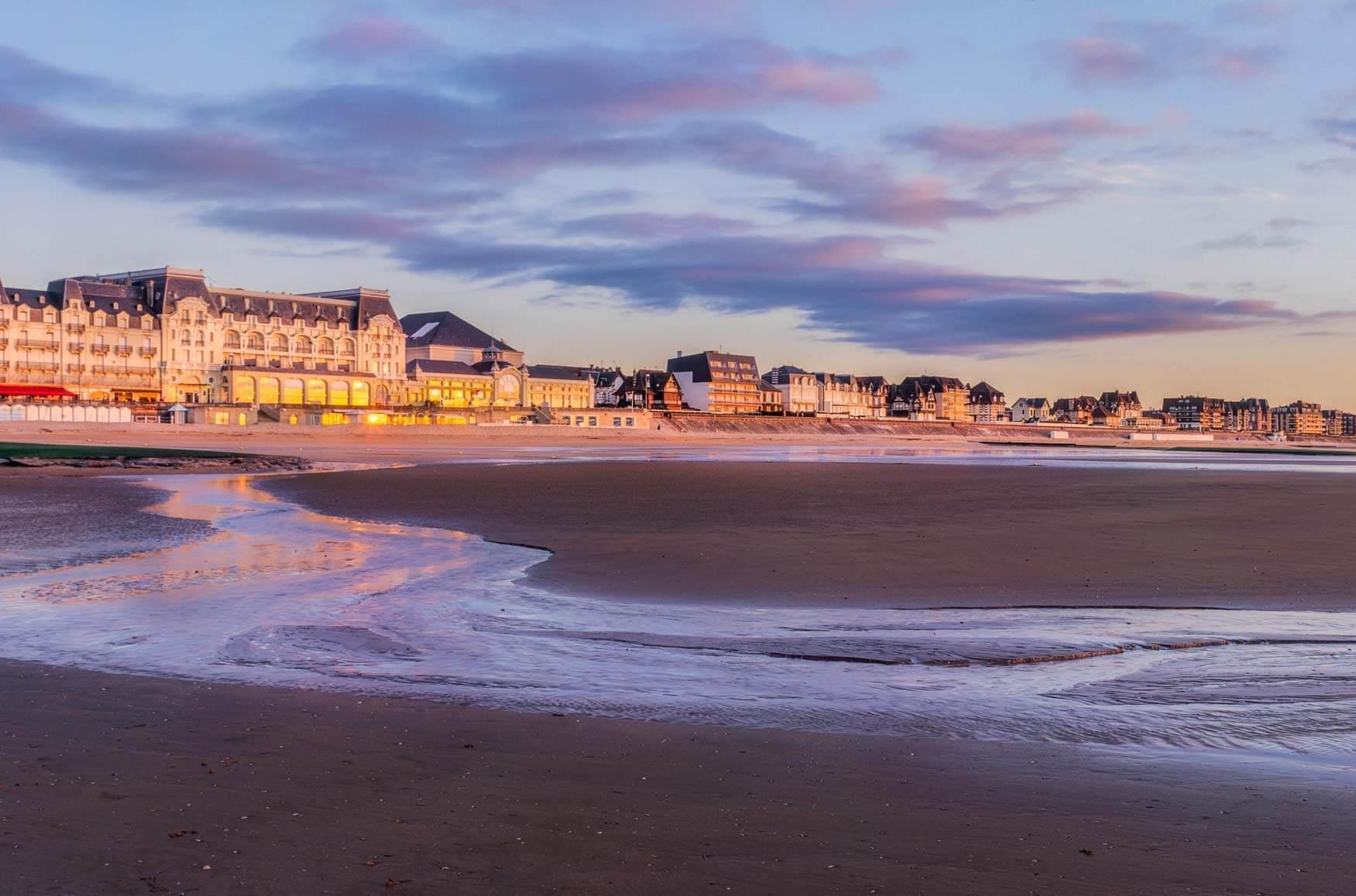 Le Grand Hôtel de Cabourg et la plage à marée basse © Hervé Sentucq