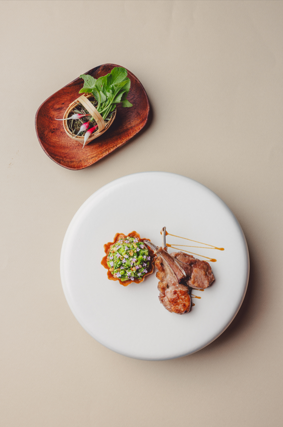 Le plat "Balade dominicale" au chevreuil desTerrasses de la Borie © Bastien Seon