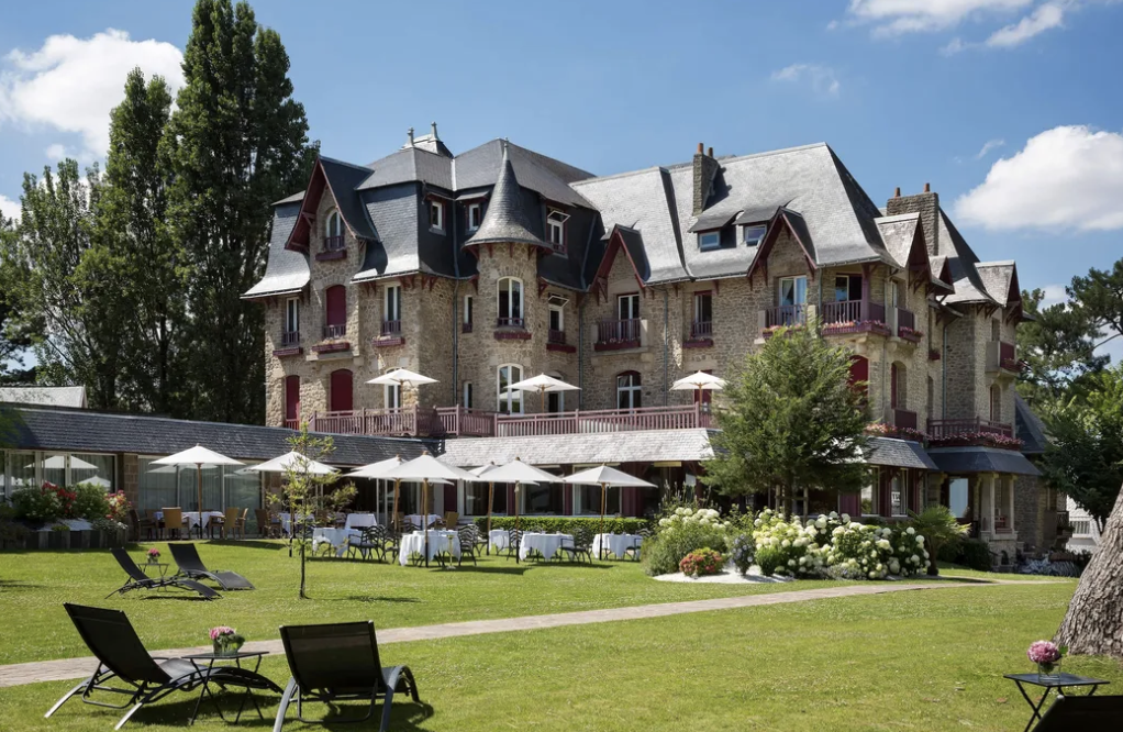 La façade du Castel Marie Louise © Hôtel Barrière Castel Marie Louise