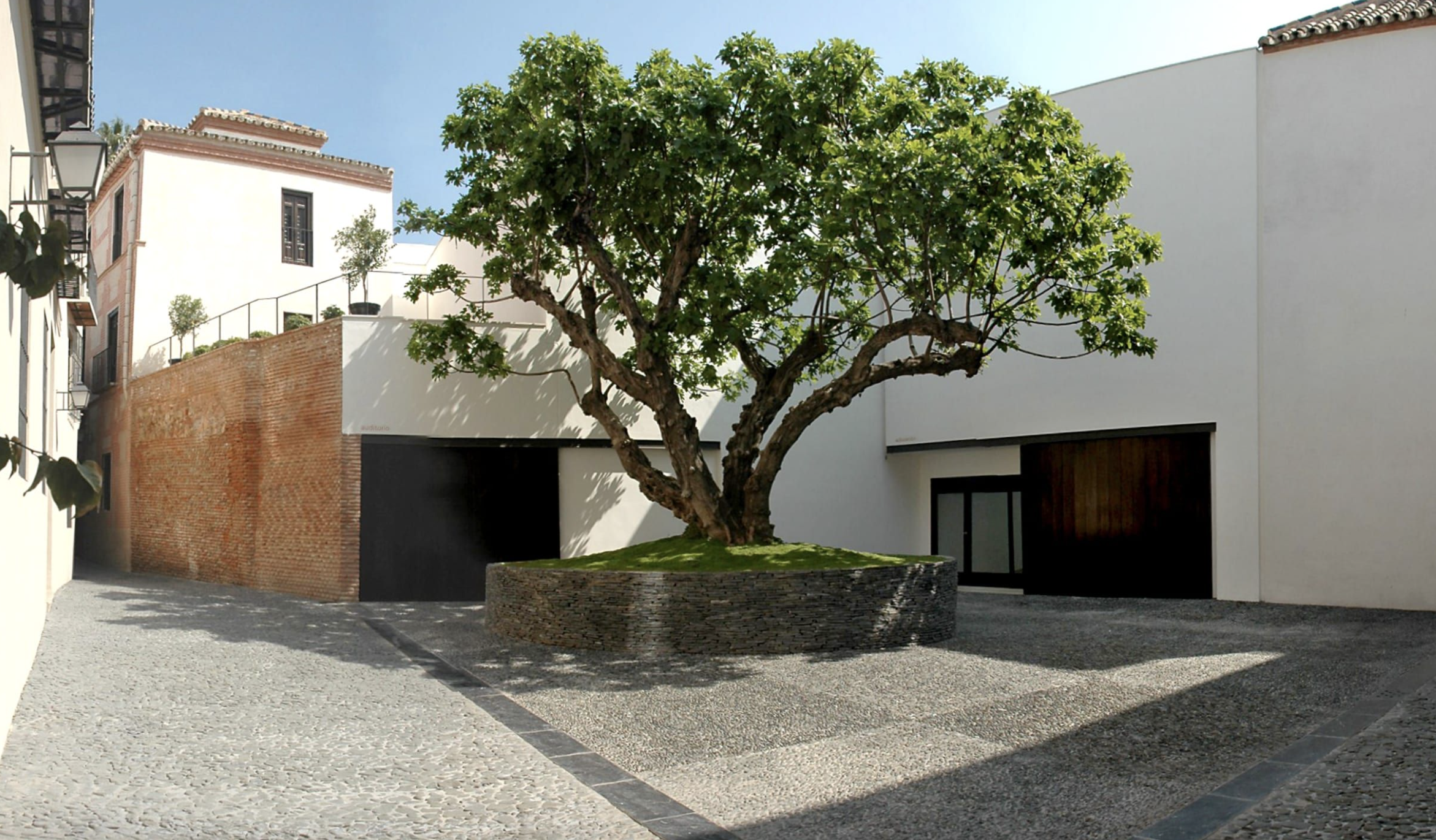 Devant le musée © Museo Picasso