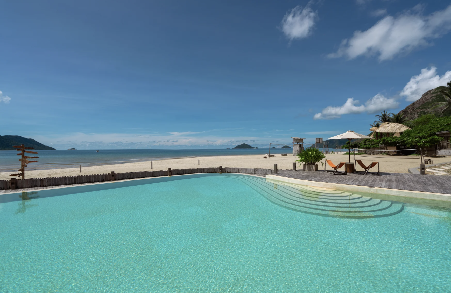 La piscine donnant sur la mer au soleil © Con Dao Six Senses