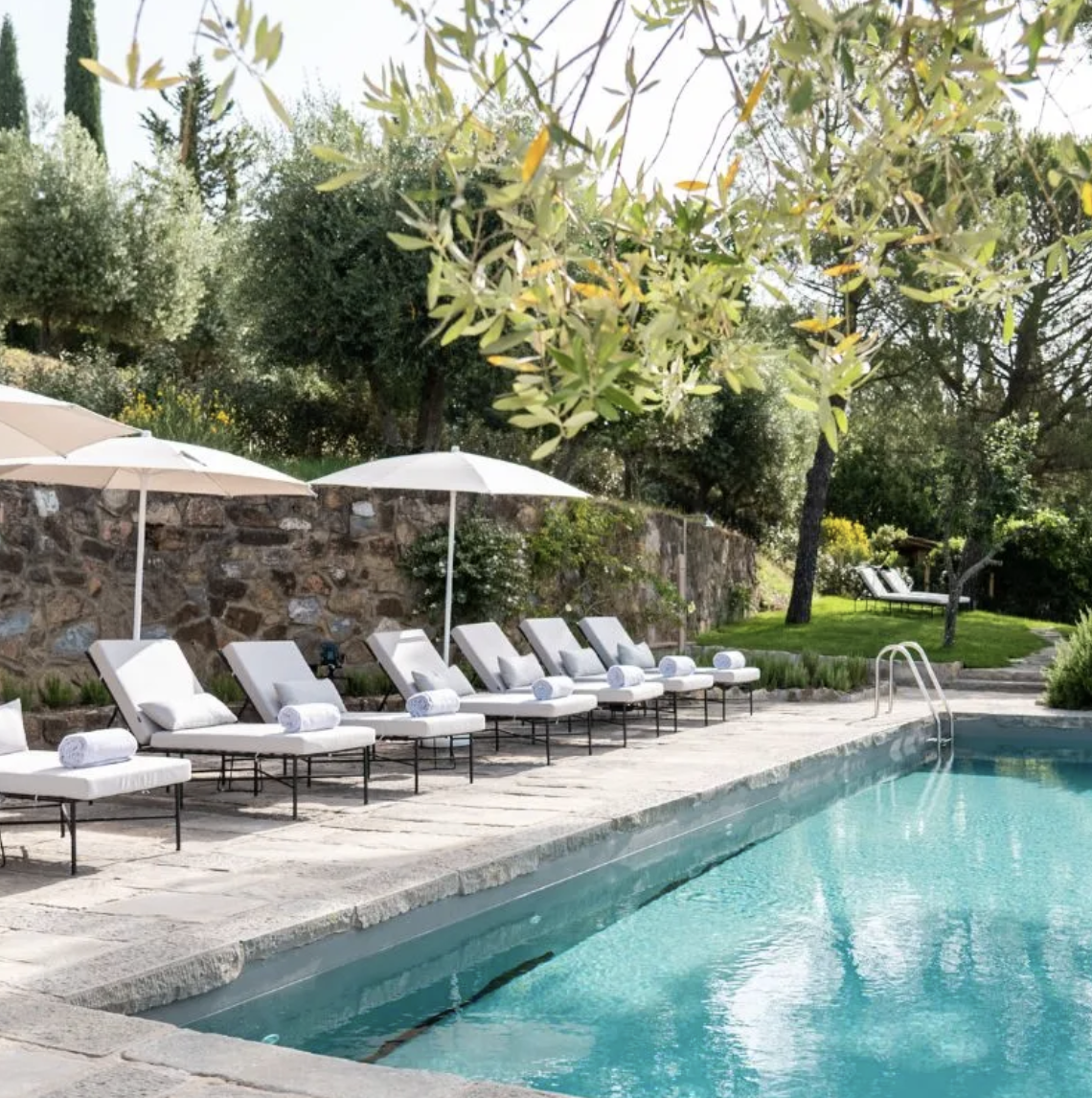 La piscine de l’hôtel en Toscane © Pieve Aldina, Fontenille Collection