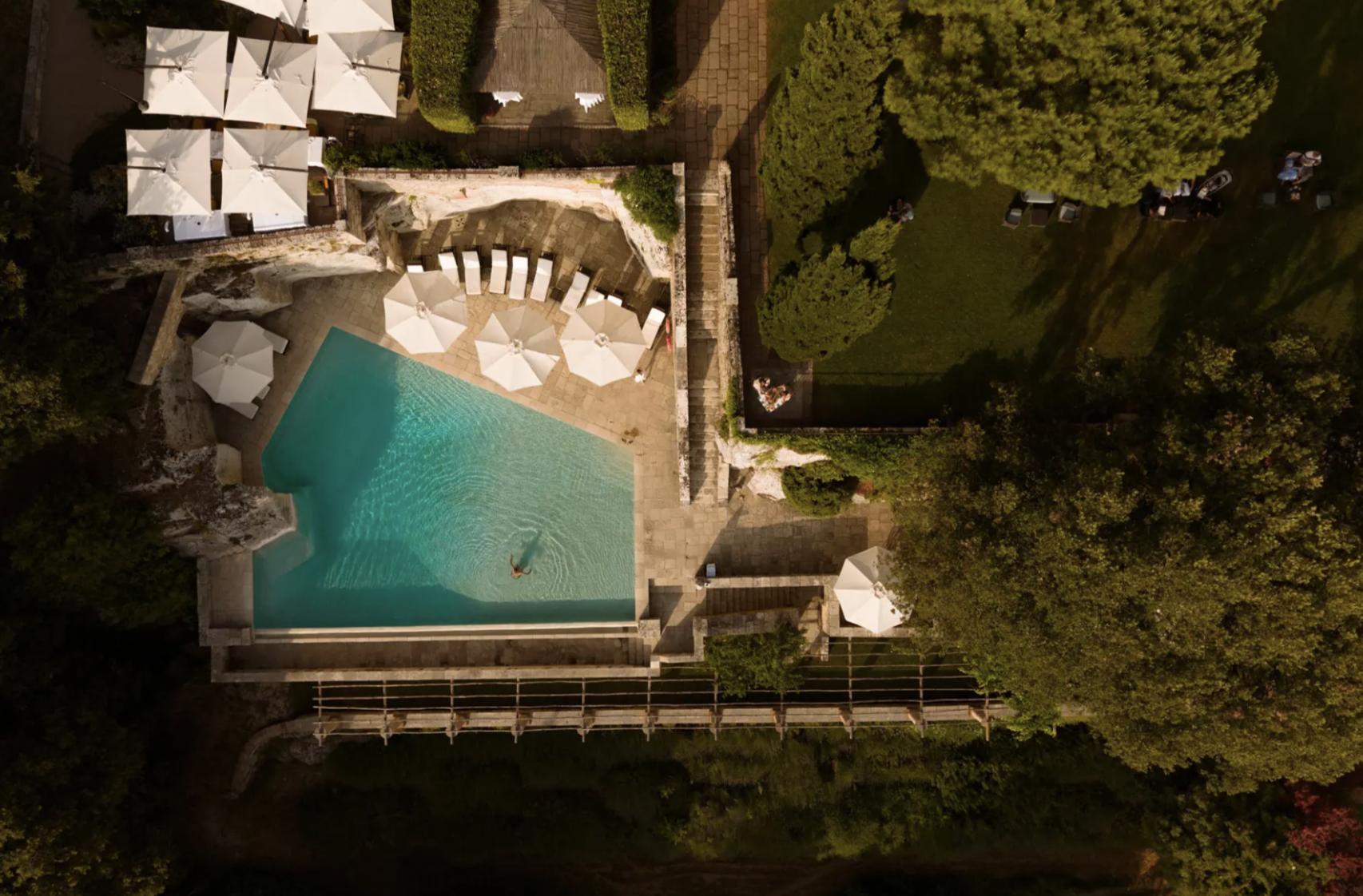 La piscine creusée dans une ancienne carrière de calcaire en Toscane © Borgo Pigano Volterra